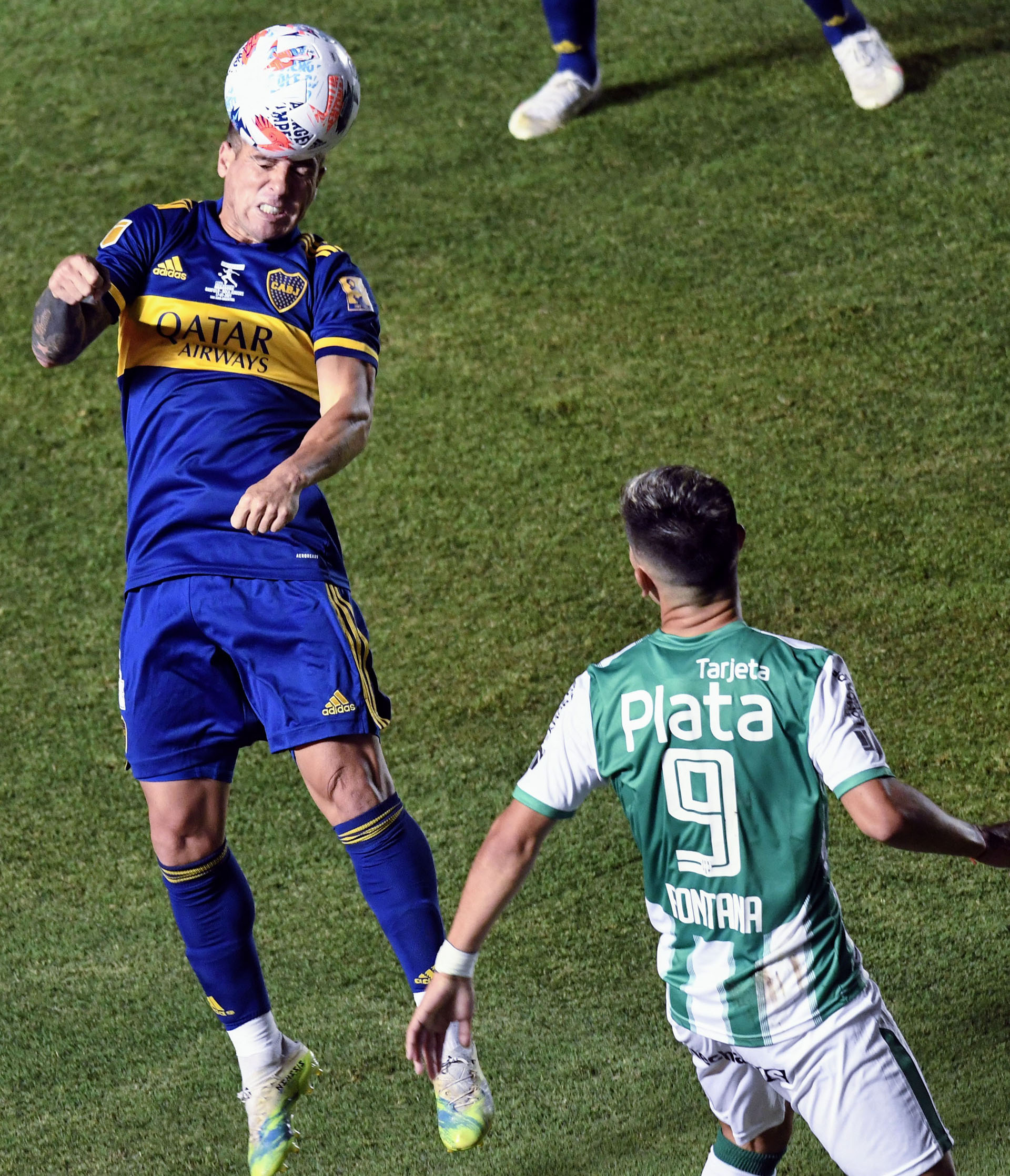 Banfield intentó llegar en pocos toques al área contraria, buscando finalizar con remates de afuera del área o desbordes de Cuero