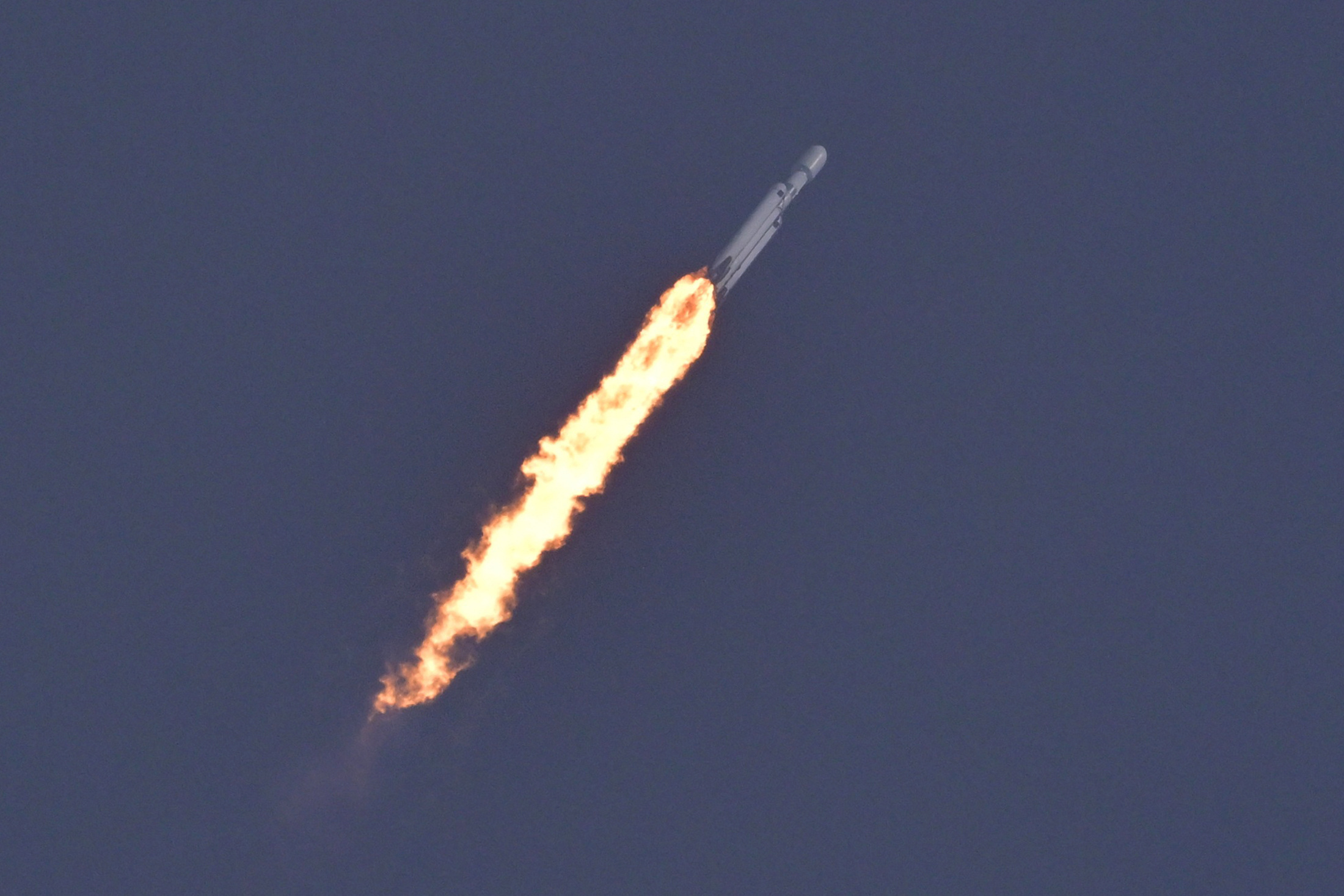 El poderoso triple cohete de SpaceX hizo un nuevo lanzamiento con una carga importante para la US Space Force (REUTERS/Steve Nesius)
