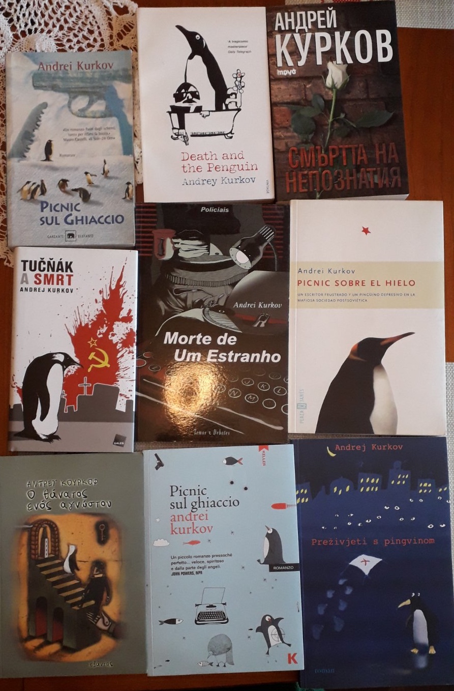 "Muerte de un pinguino", el libro que consagró a Kurkov, en algunas de las ediciones en los 41 idiomas a los que fue traducido.