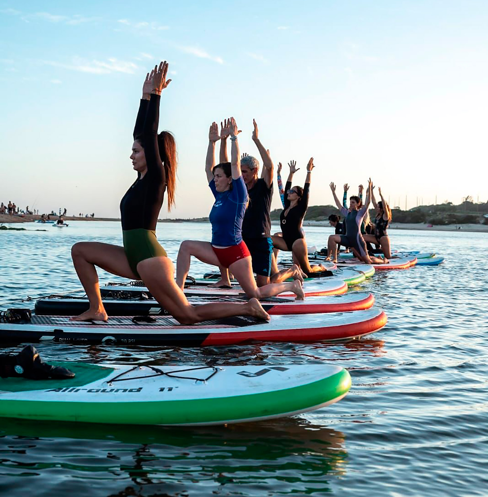 "El SUP Yoga es una práctica física pero sobre todo espiritual y por eso hay tanta emoción", dice la profesora (@vistaleste)