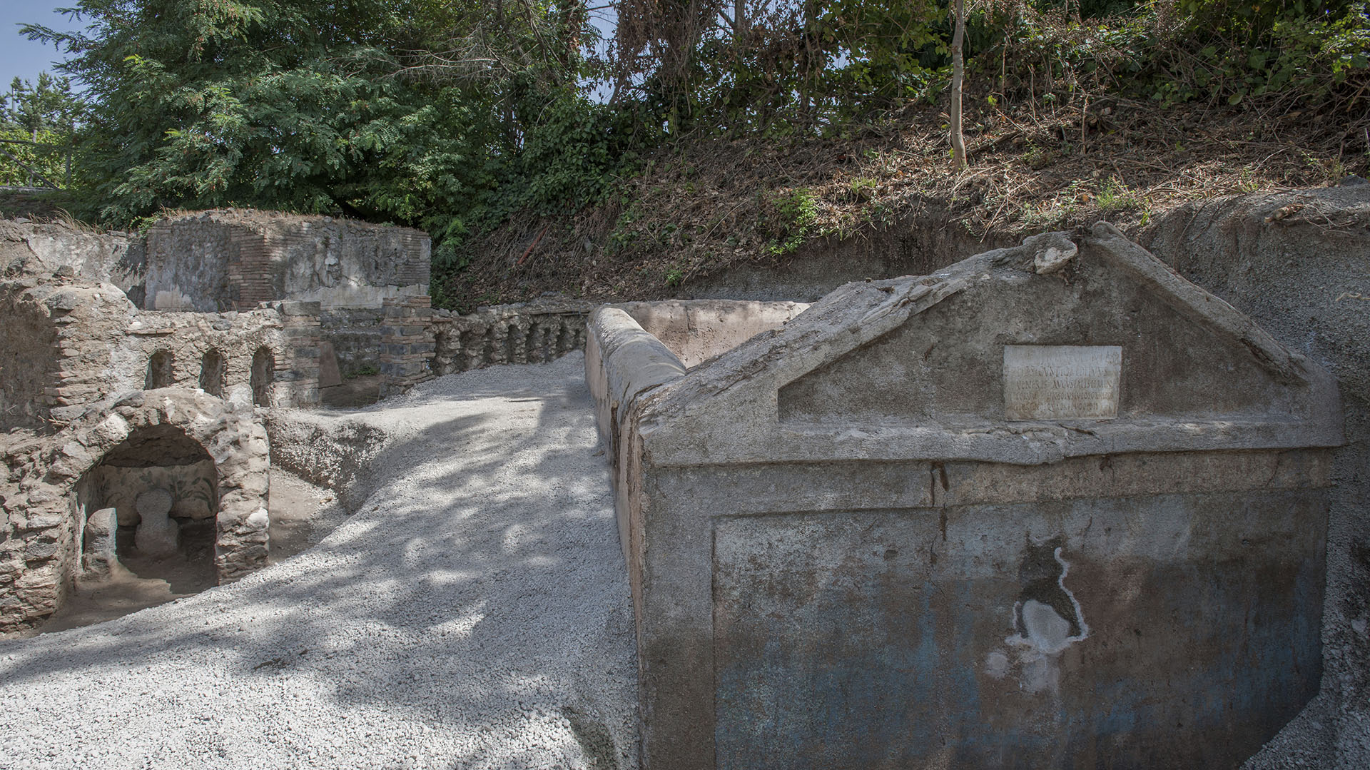 Una vista de la tumba de Marcus Venerius Secundio ubicada en la necrópolis de Porta Sarno, en Pompeya (Alfio Giannotti / Parque Arqueológico de Pompeya vía AP)
