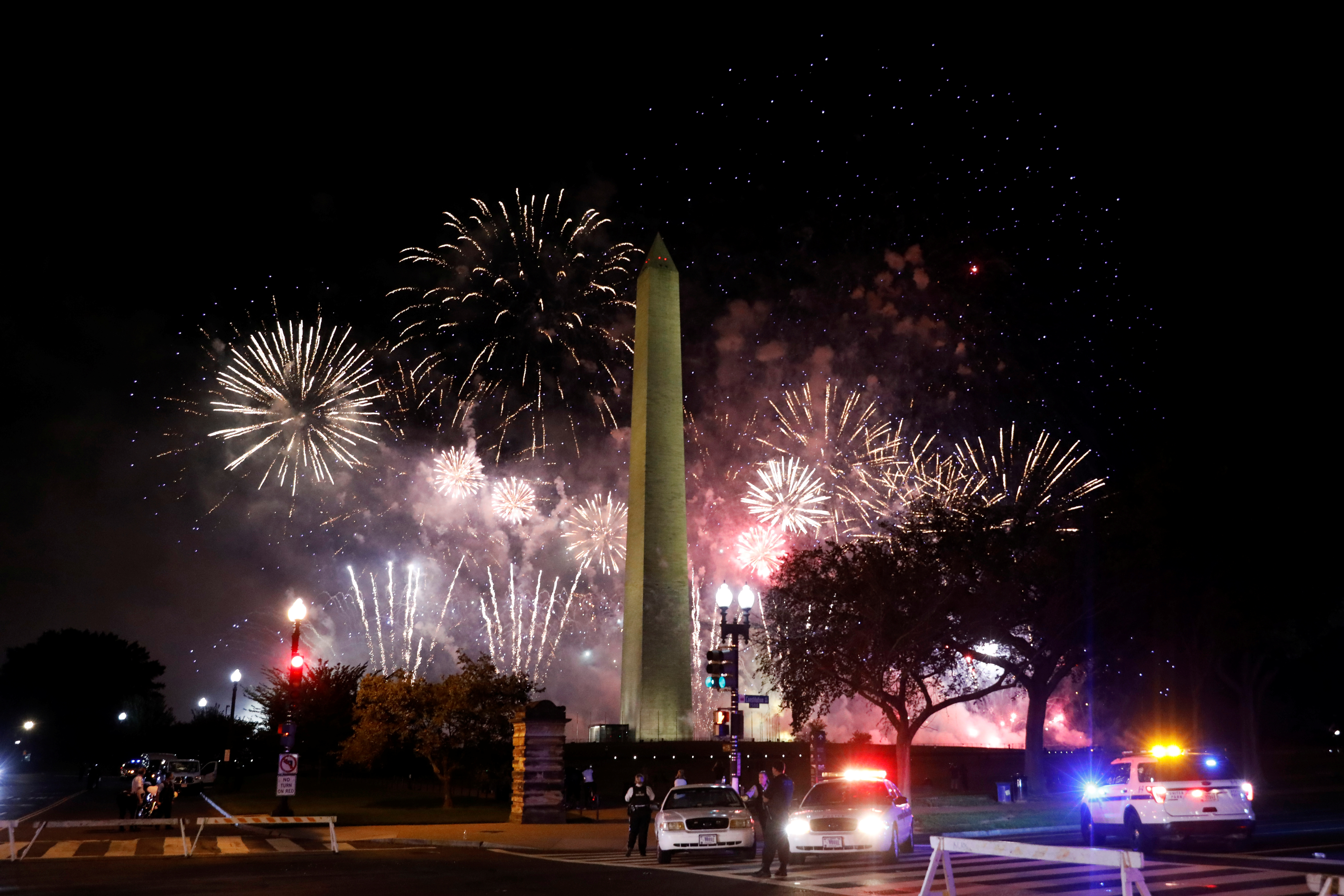 Así se vieron los fuegos artificiales desde afuera de la Casa Blanca (REUTERS/Andrew Kelly)