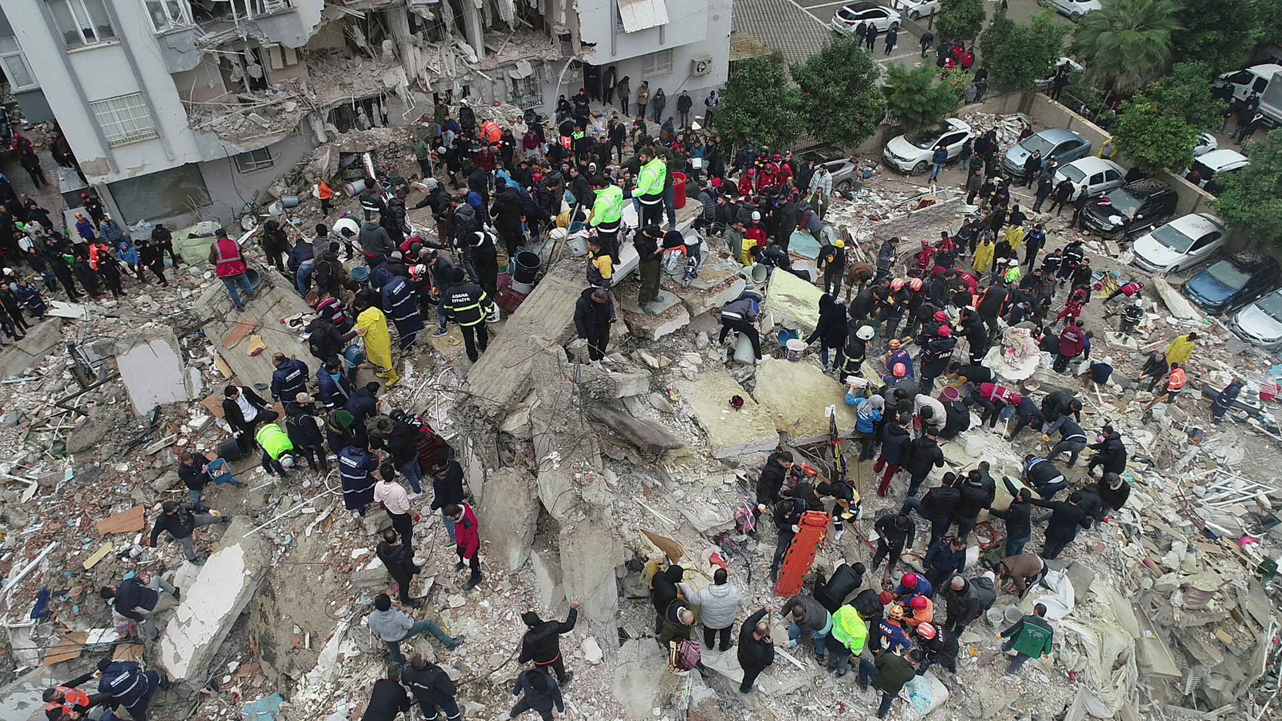 La gente busca entre los escombros tras un terremoto en Adana, Turquía.
