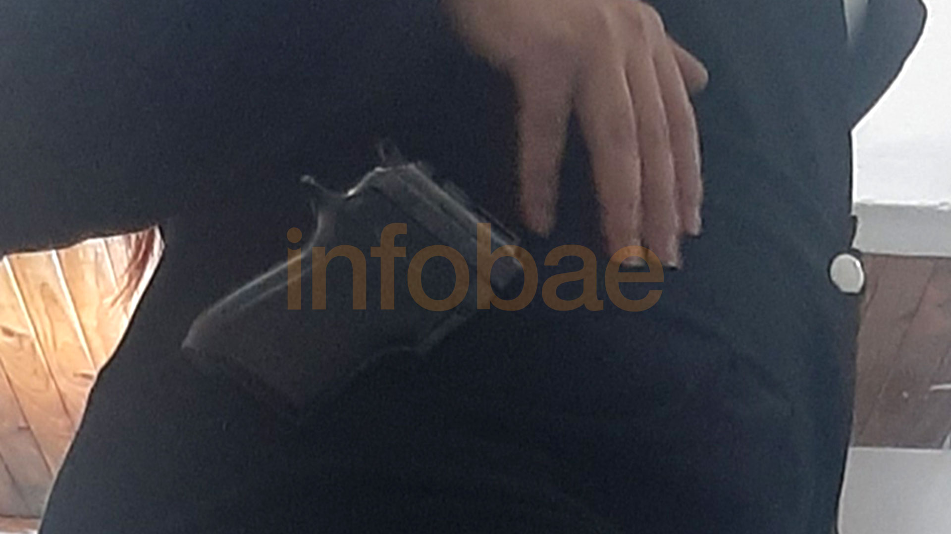 En detalle: el arma en la cintura de Brenda Uliarte, la novia de Sabag Montiel