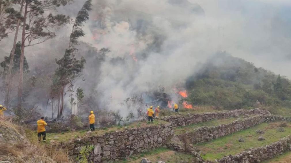Machu Picchu en alerta por incendio forestal que viene destruyendo 30 hectáreas del santuario