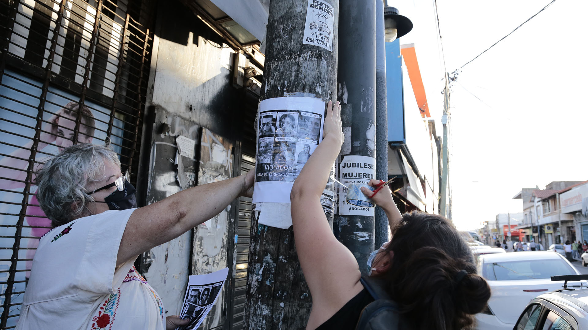 Los manifestantes empapelaron el barrio de Munro con imágenes de los atacantes