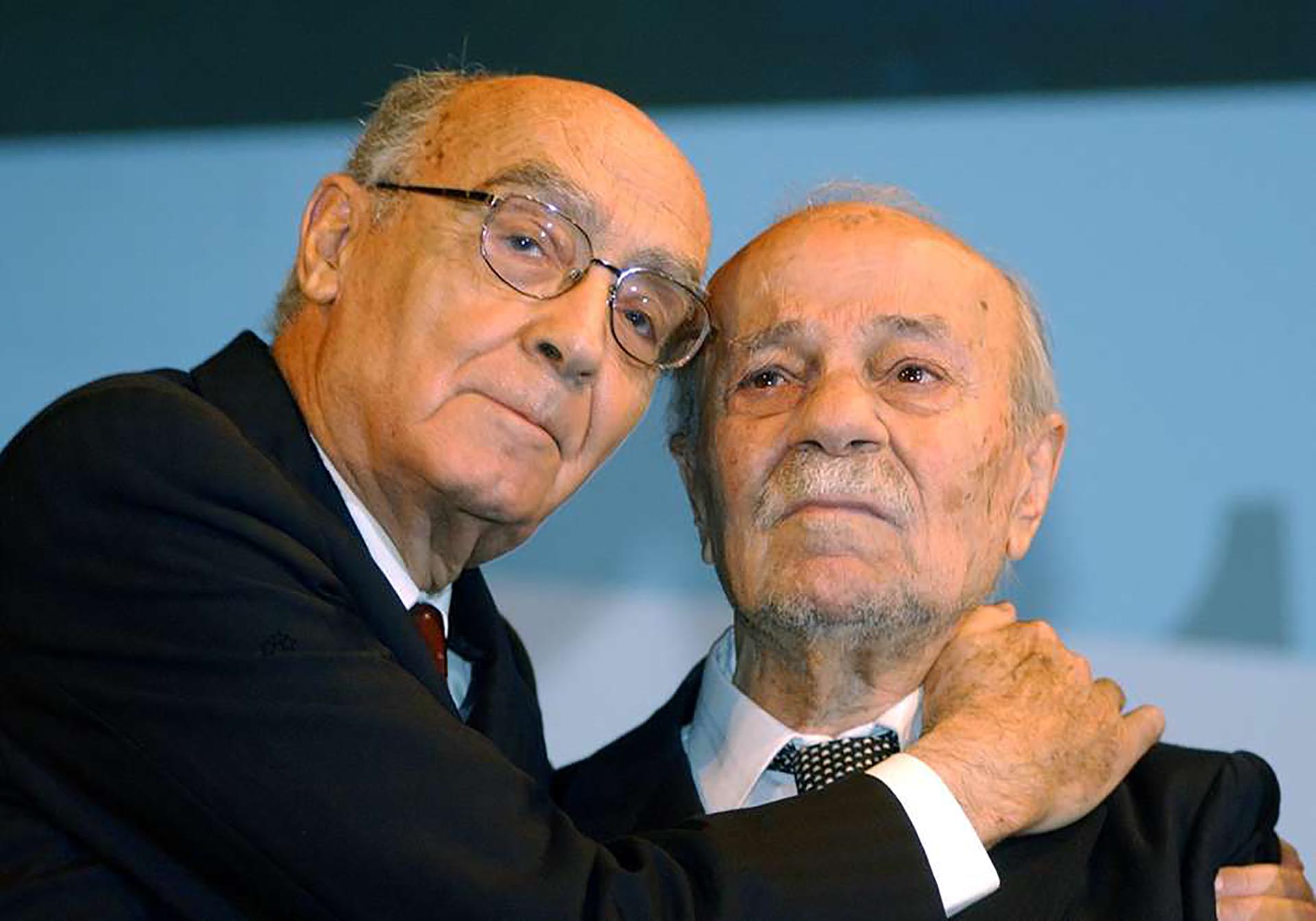 El premio Nobel portugés José Saramago abraza a Sabato (AP)