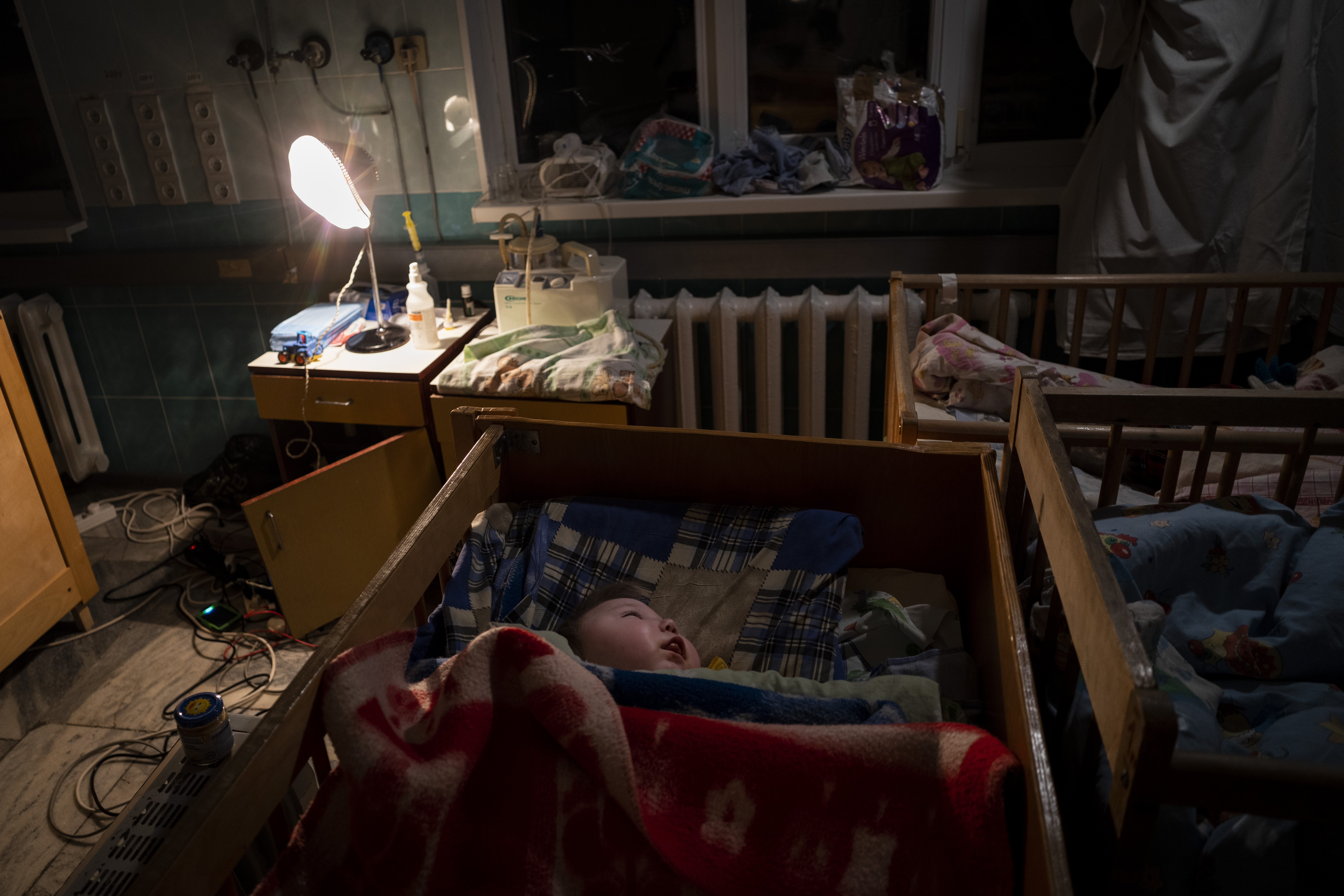Un grupo de niños duerme en una de las habitaciones de la maternidad de Kherson (AP Photo/Bernat Armangue)