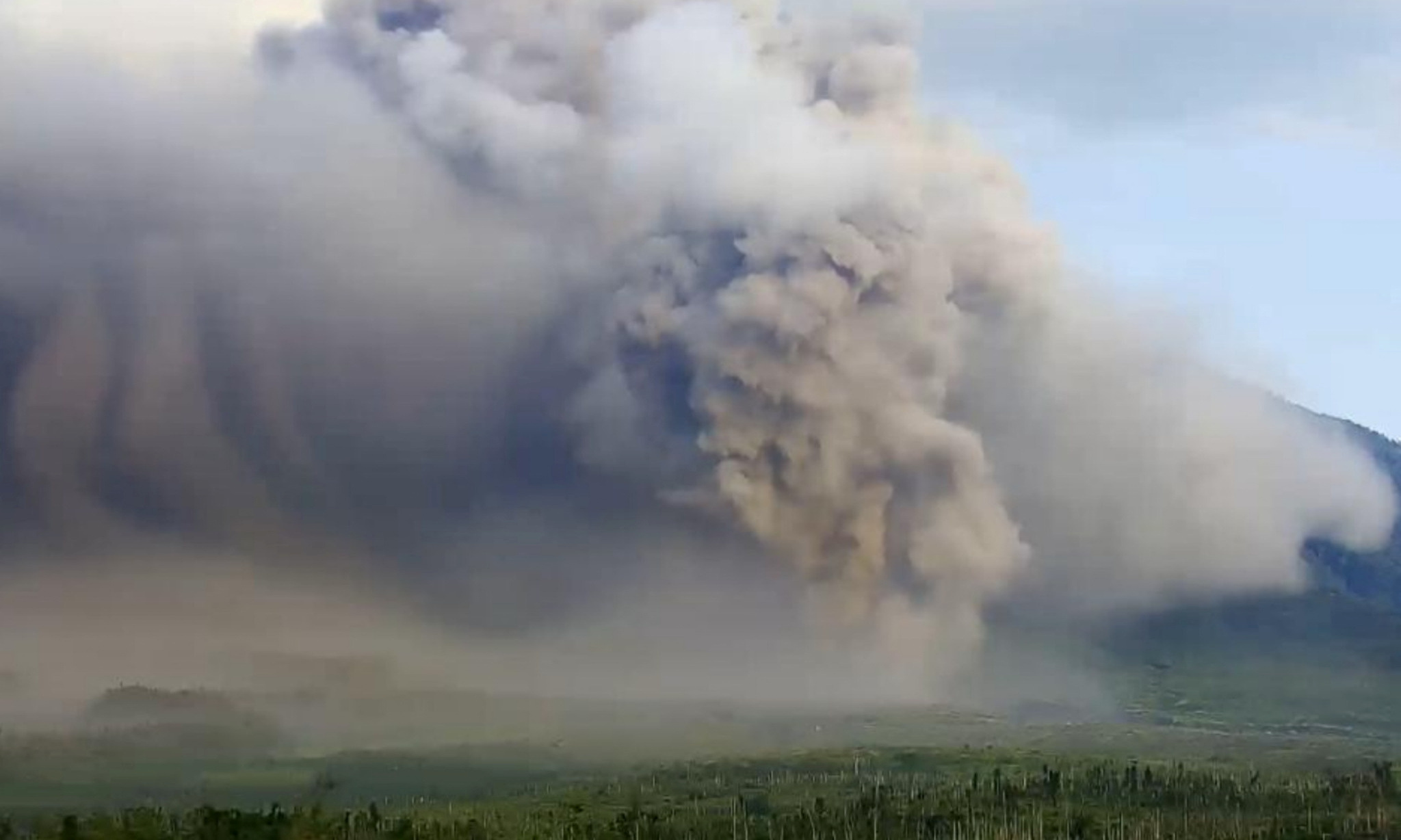 La erupción comenzó a las 02.46 hora local (1946 GMT del sábado) y las labores de rescate, búsqueda y evacuación continuaban. Antara Foto/National Disasters Mitigation Agency (BNPB)/ via REUTERS 