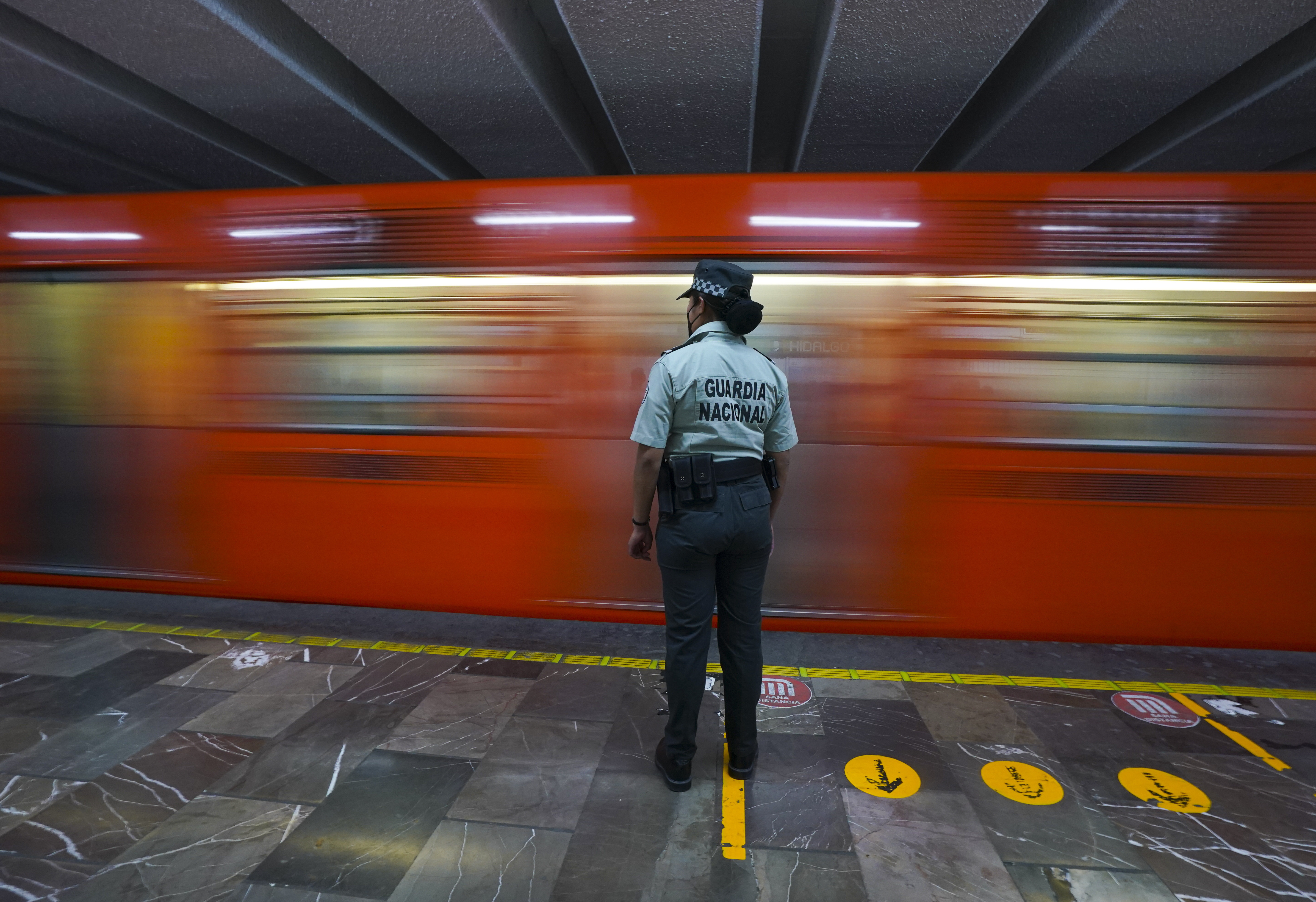 Fue en enero del 2023 que se instruyó el despliegue de elementos de la Guardia Nacional en el Metro. (AP Foto/Fernando Llano)