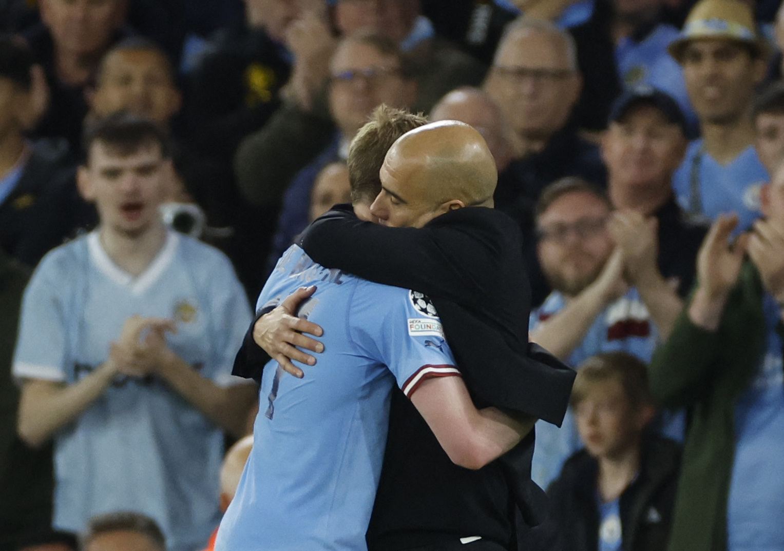 Guardiola y De Bruyne se abrazaron tras el triunfo del Manchester City (Reuters)