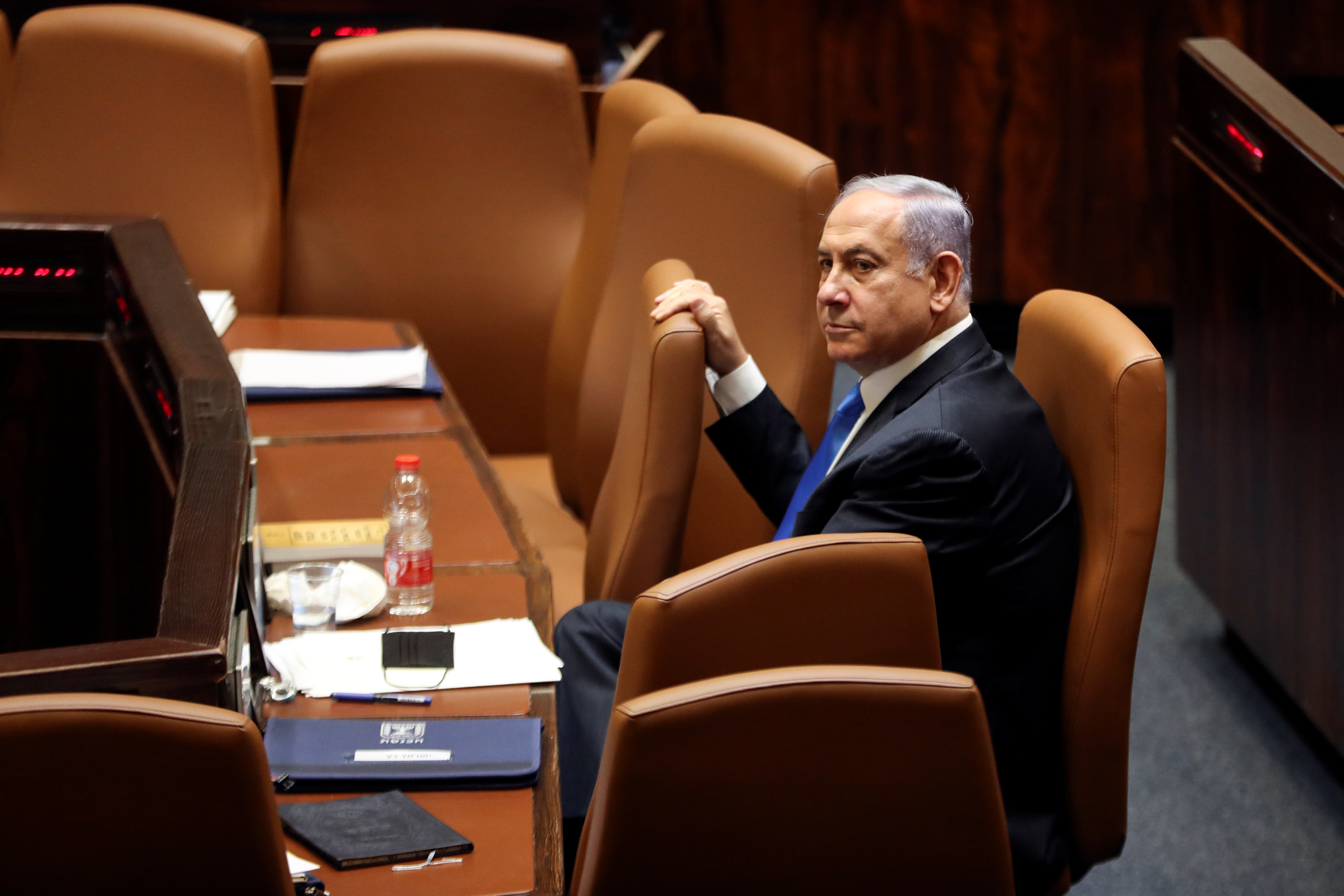 Netanyahu, observa durante una sesión especial de la Knesset
