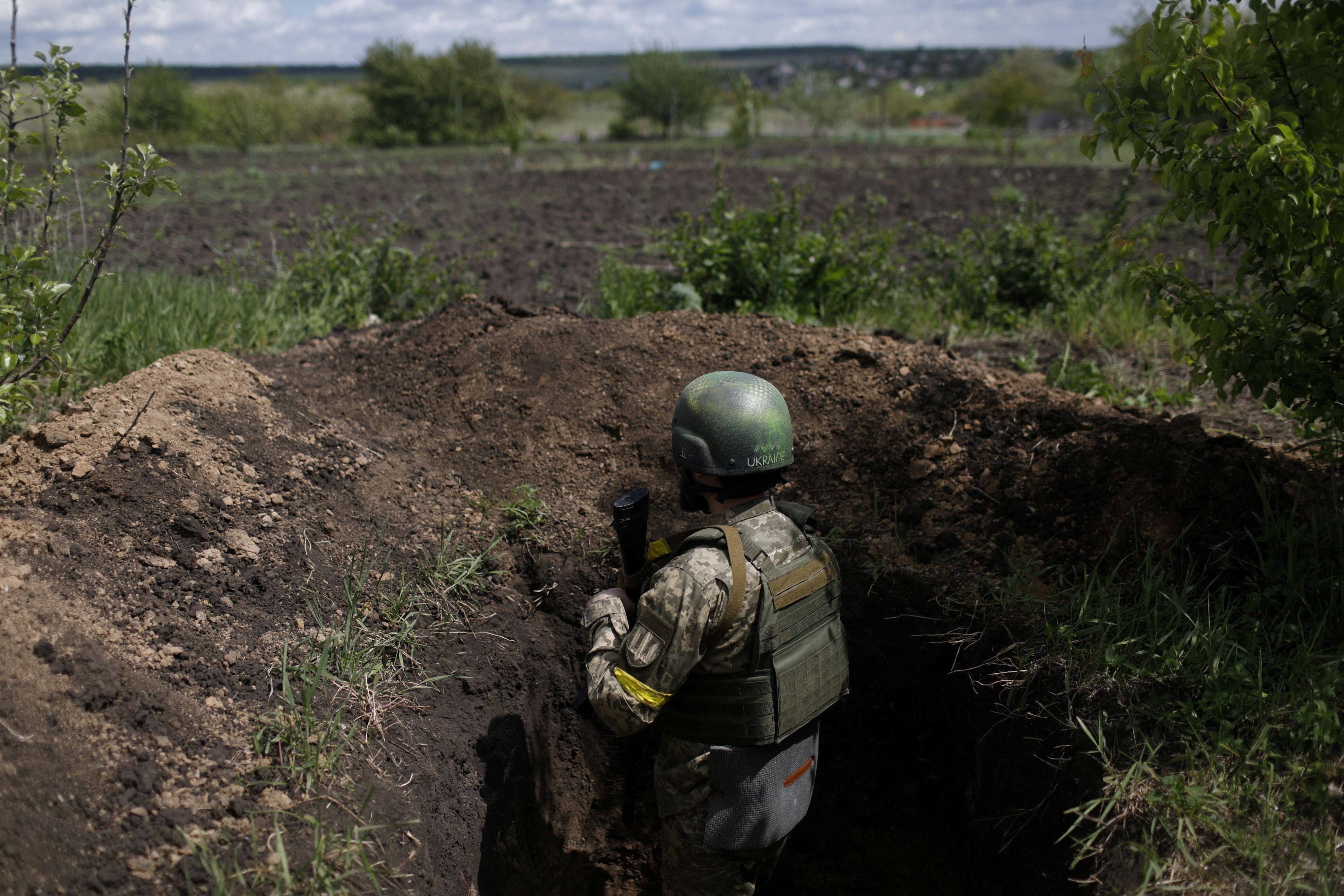 Un militar ucraniano permanece en una trinchera utilizada como punto de observación en un área de primera línea en Ruska Lozova, un pueblo retomado por las fuerzas ucranianas en la región de Kharkiv (REUTERS/Ricardo Moraes)