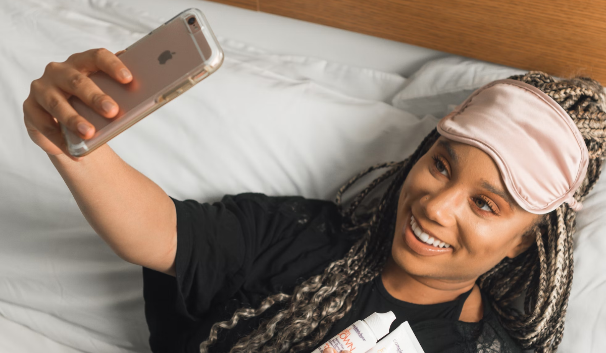 Usar el celular antes de ir a dormir puede causar problemas en el sueño, pero dormir con él al lado aún no tiene riesgos concretos.