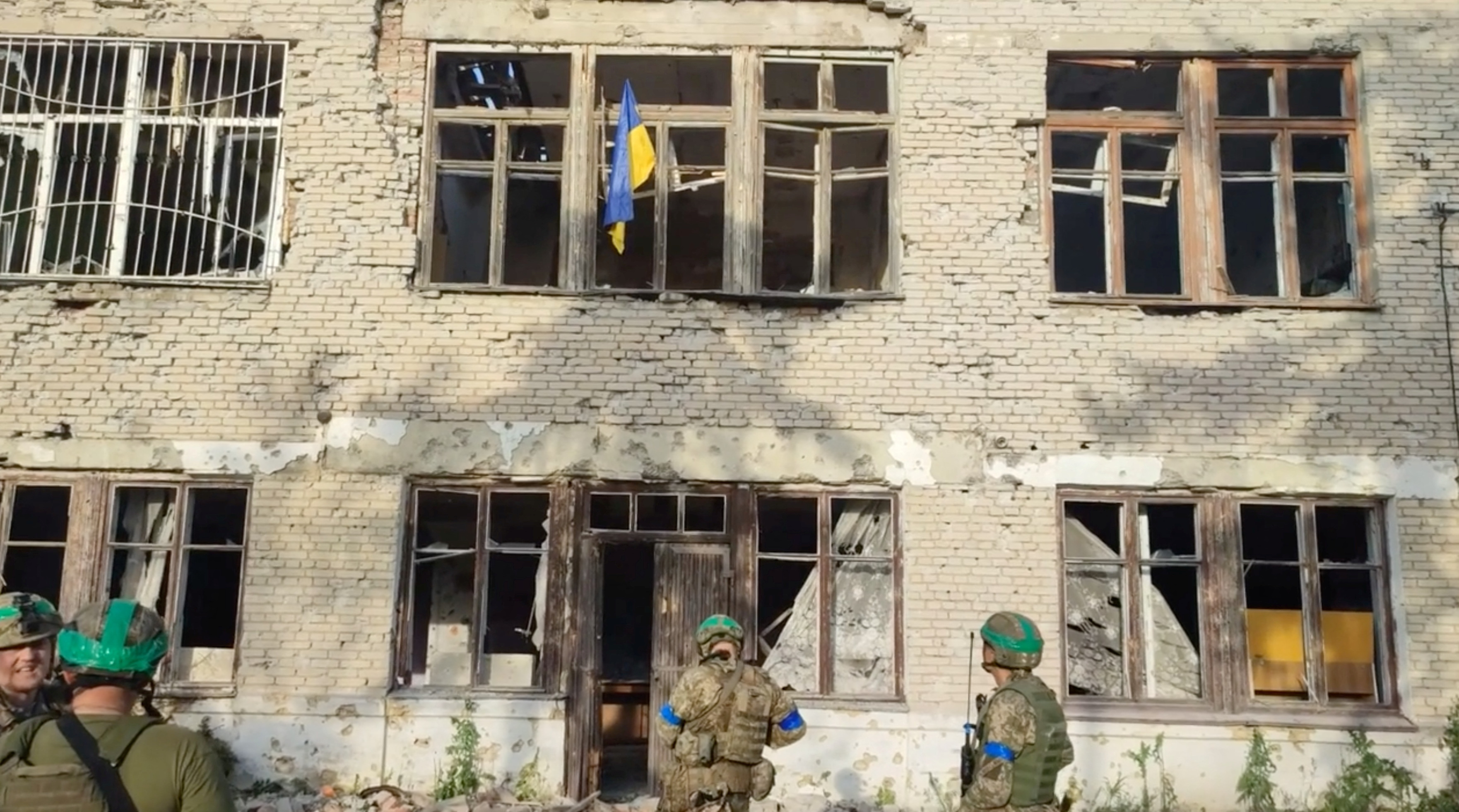 La bandera ucraniana en un edificio de la localidad (Ejército de Ucrania via REUTERS)