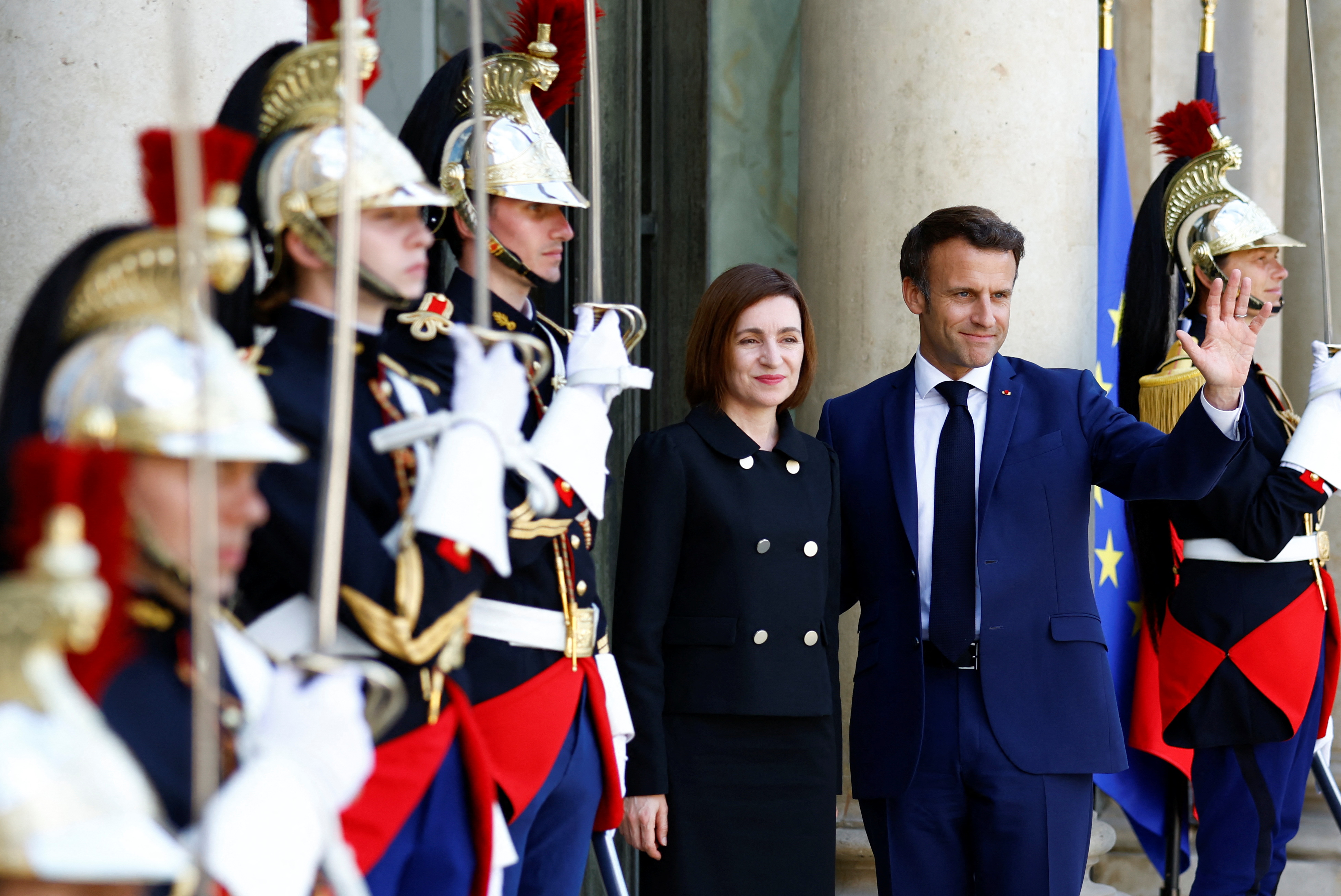 La presidenta moldava con su homólogo francés. Comparte la idea de crear una comunidad política europea que aceleraría y apoyaría la adhesión a la UE.