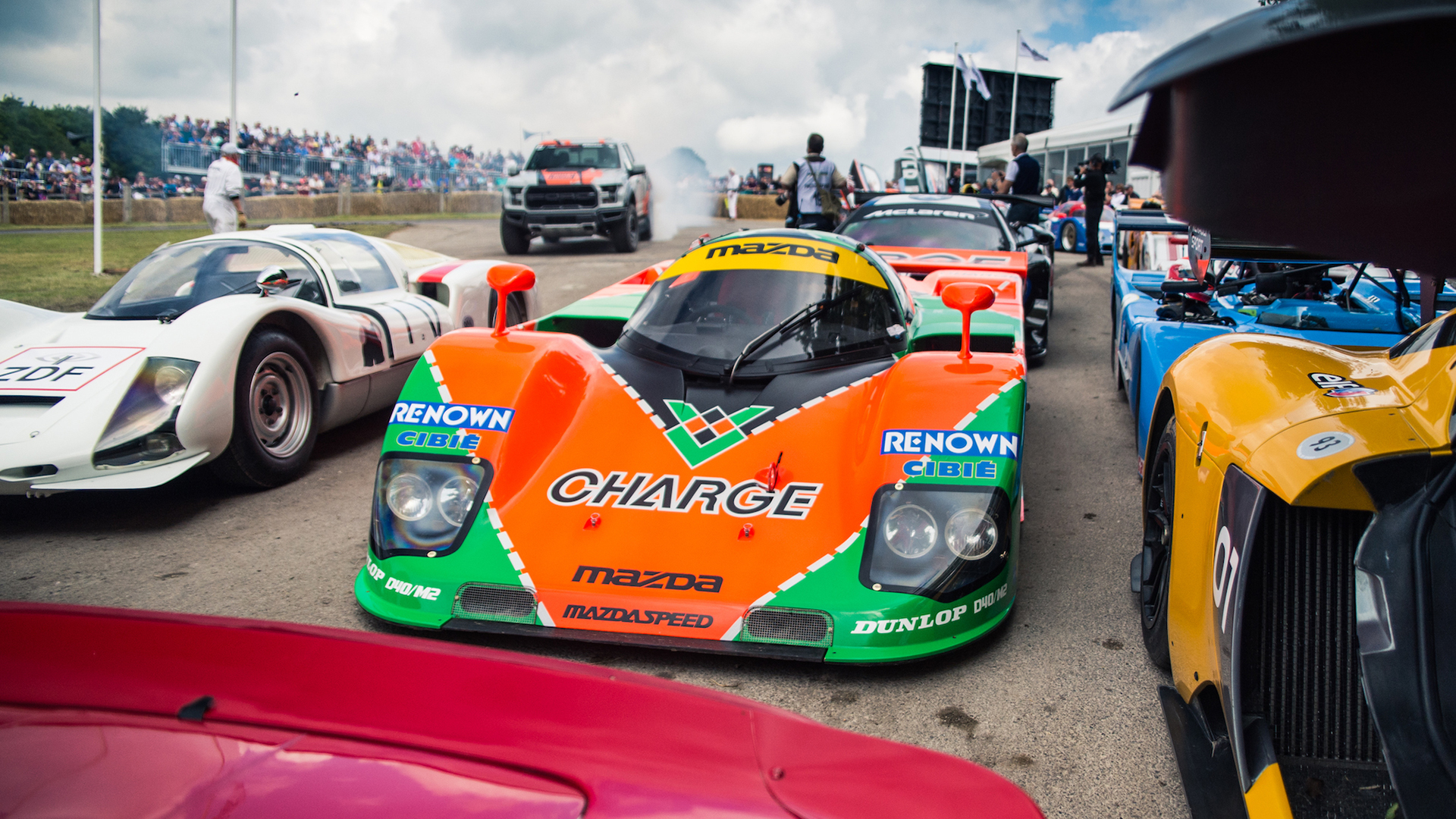 In the foreground the Mazda winner of the 24 Hours of Le Mans in 1991 and other prototypes (@GoodwoodRRC)