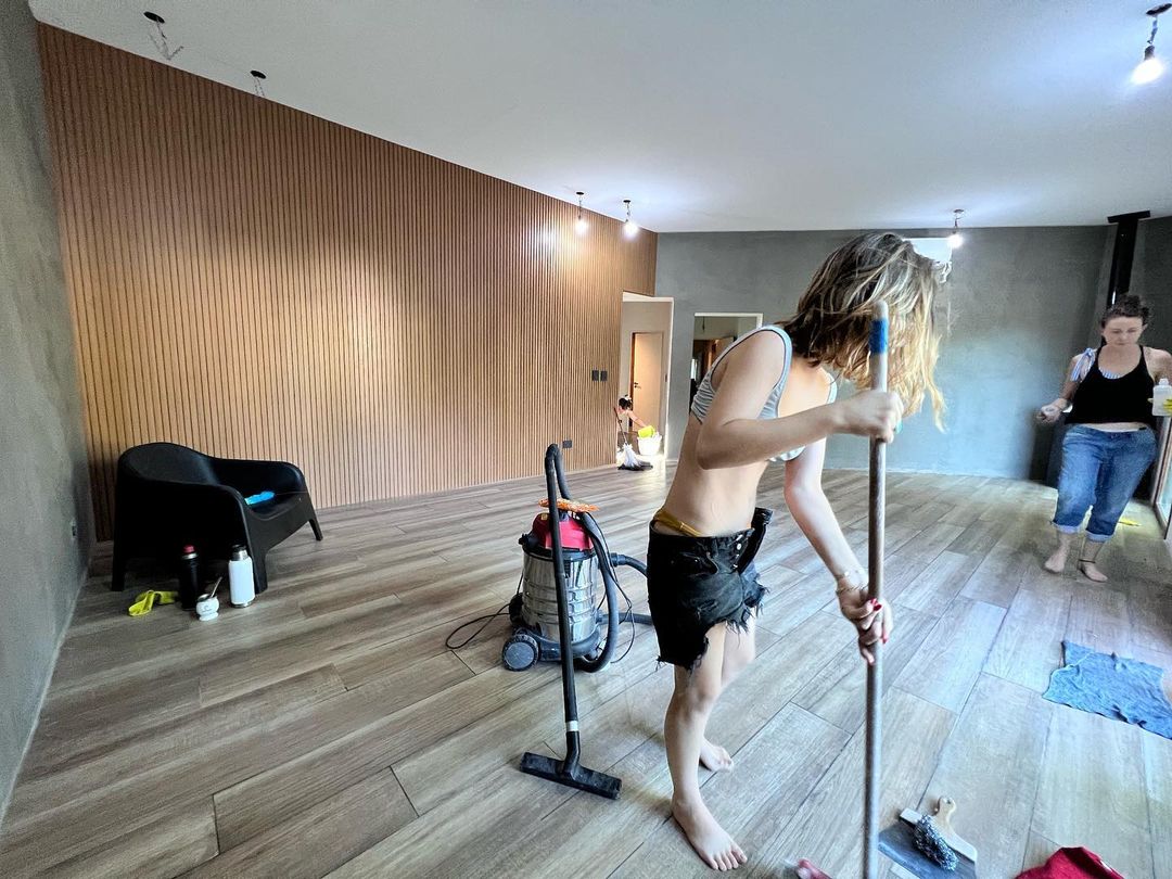 Los amigos de la actriz limpiando su casa en la foto número 3 (Instagram)