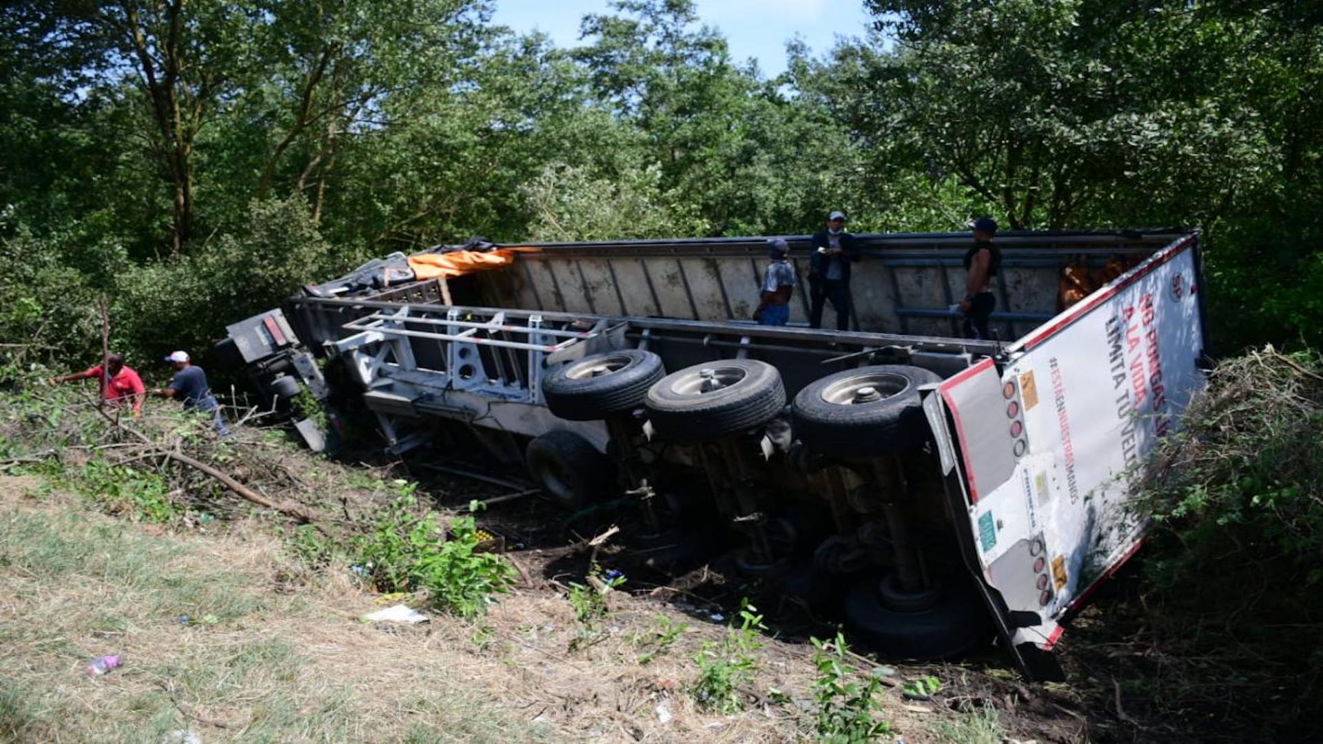 Una tractomula se volcó en el sur de Bogotá: el conductor se habría quedado dormido