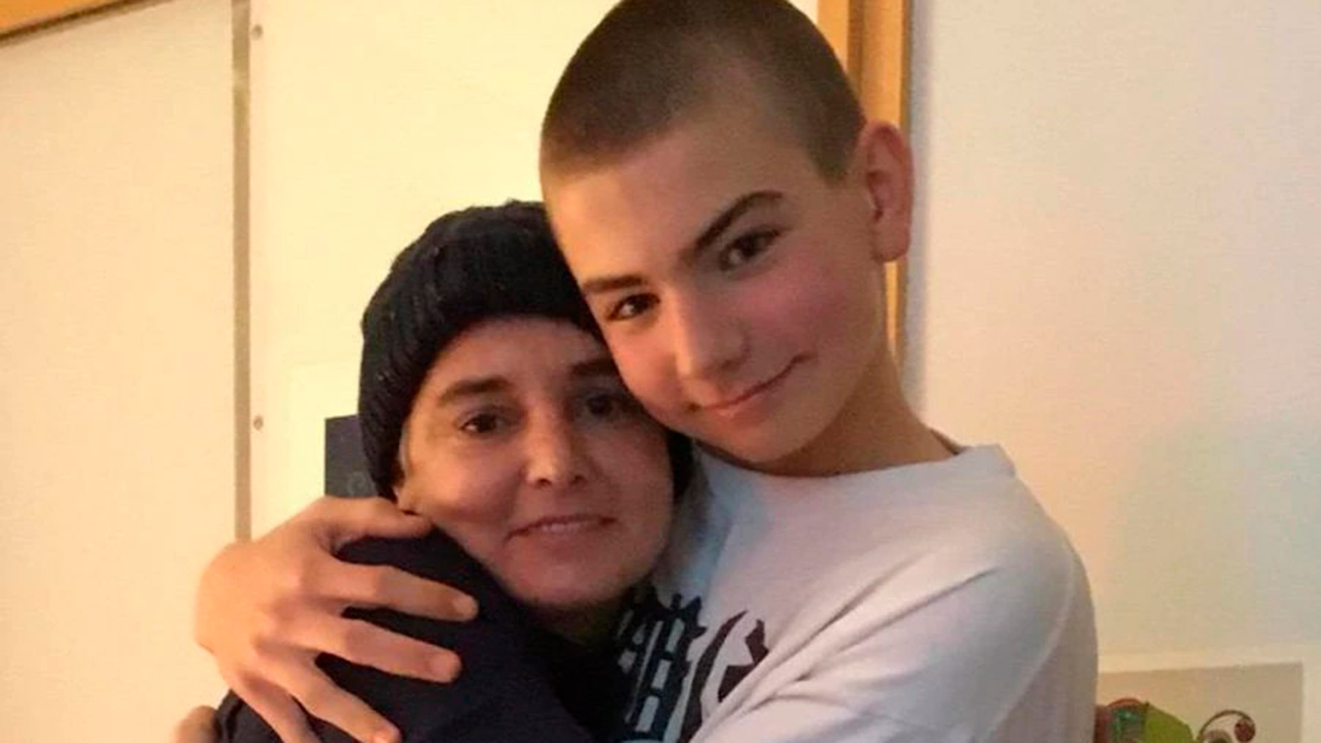 Sinead O'Connor junto a su hijo Shane, quien se suicidó días atrás. El chico tenía 17 años. La madre debió ser internado después de conocerse el trágico suceso