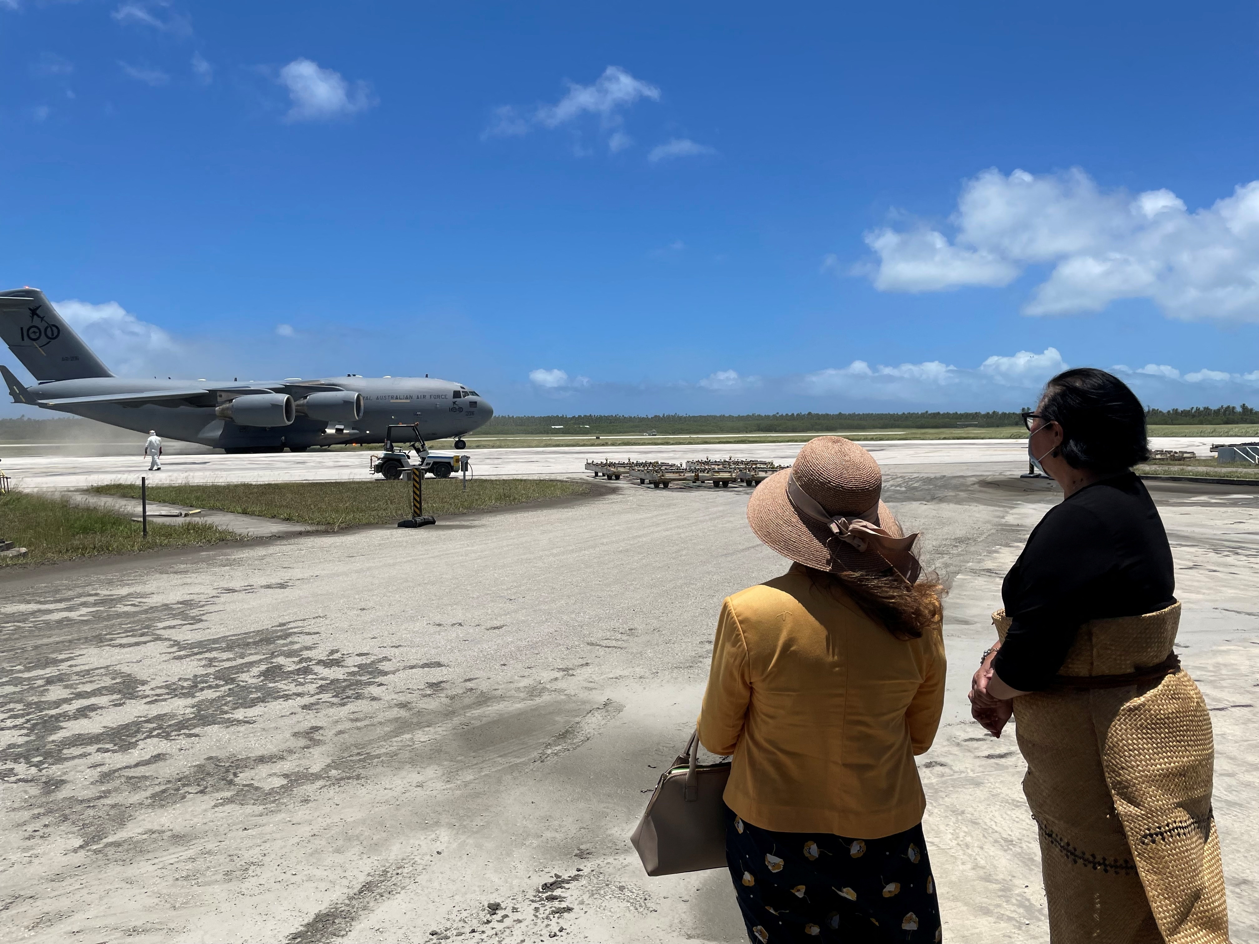 Dos grandes aviones militares de transporte de Australia y Nueva Zelanda aterrizaron en el principal aeropuerto de Tonga