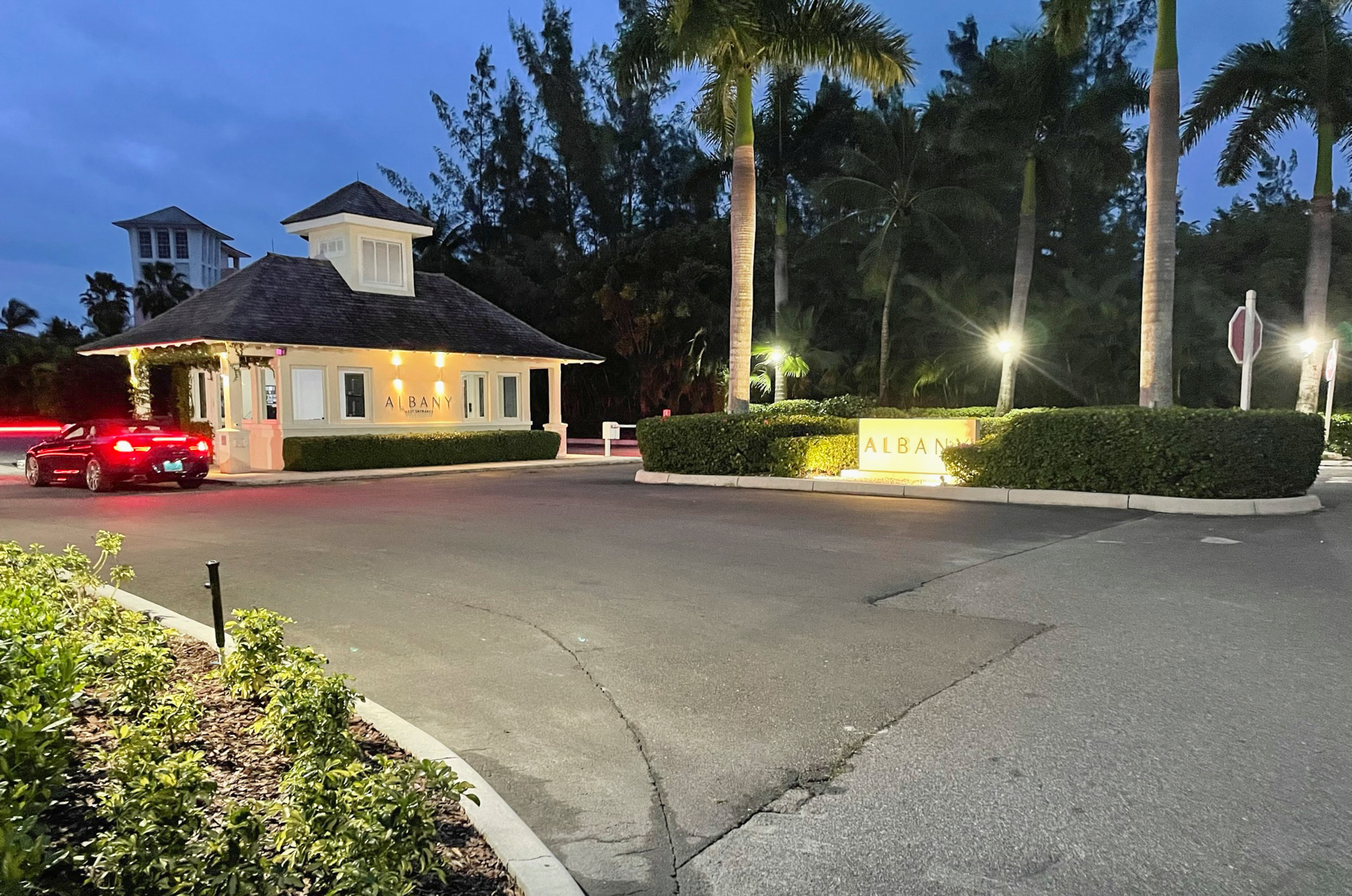 La entrada a "Albany", la comunidad cerrada en New Providence, Bahamas, situada frente al mar Caribe, donde vivían Bankman Fried y sus acólitos 
REUTERS/Koh Gui Qing