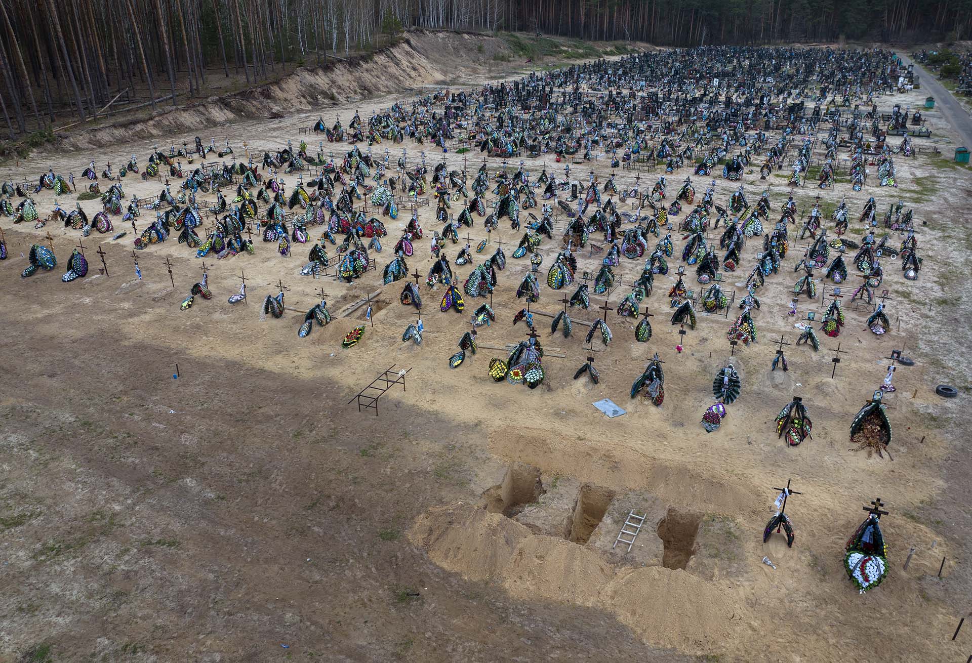 Tres nuevas tumbas están listas para los futuros funerales en el cementerio de Irpin, en las afueras de Kiev, una de las ciudades arrasadas por los rusos (AP Photo/Emilio Morenatti)