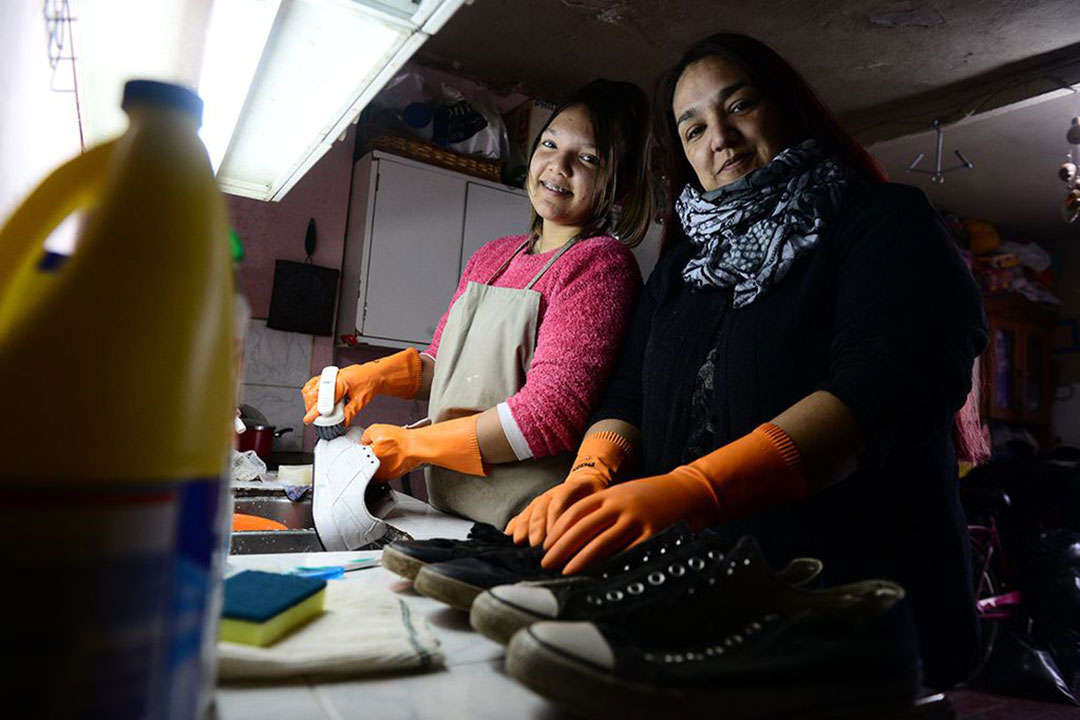 Lavan zapatillas y las dejan como nuevas: el emprendimiento familiar que nació cuando quedaron sin trabajo