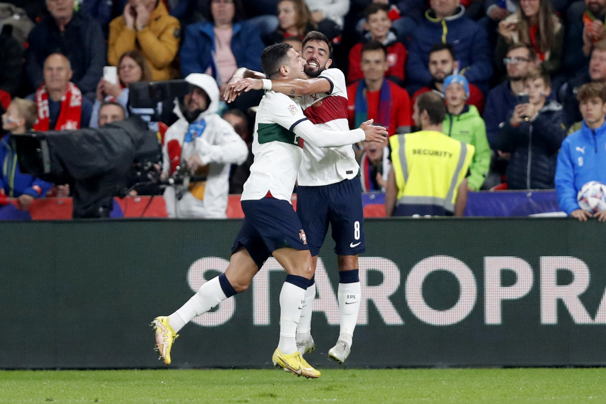 Diogo Dalot comemorando com Bruno Fernandes. (REUTERS)