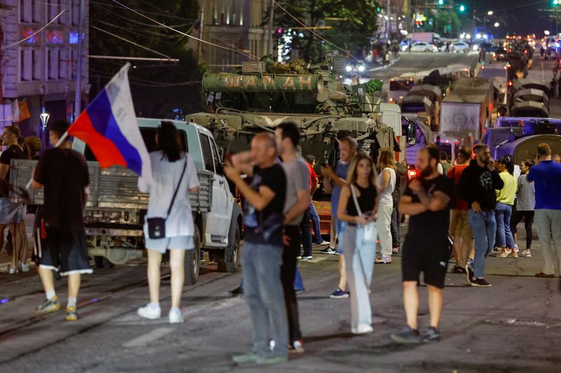 La gente en la calle acompañando al Grupo Wagner. REUTERS/Alexander Ermochenko