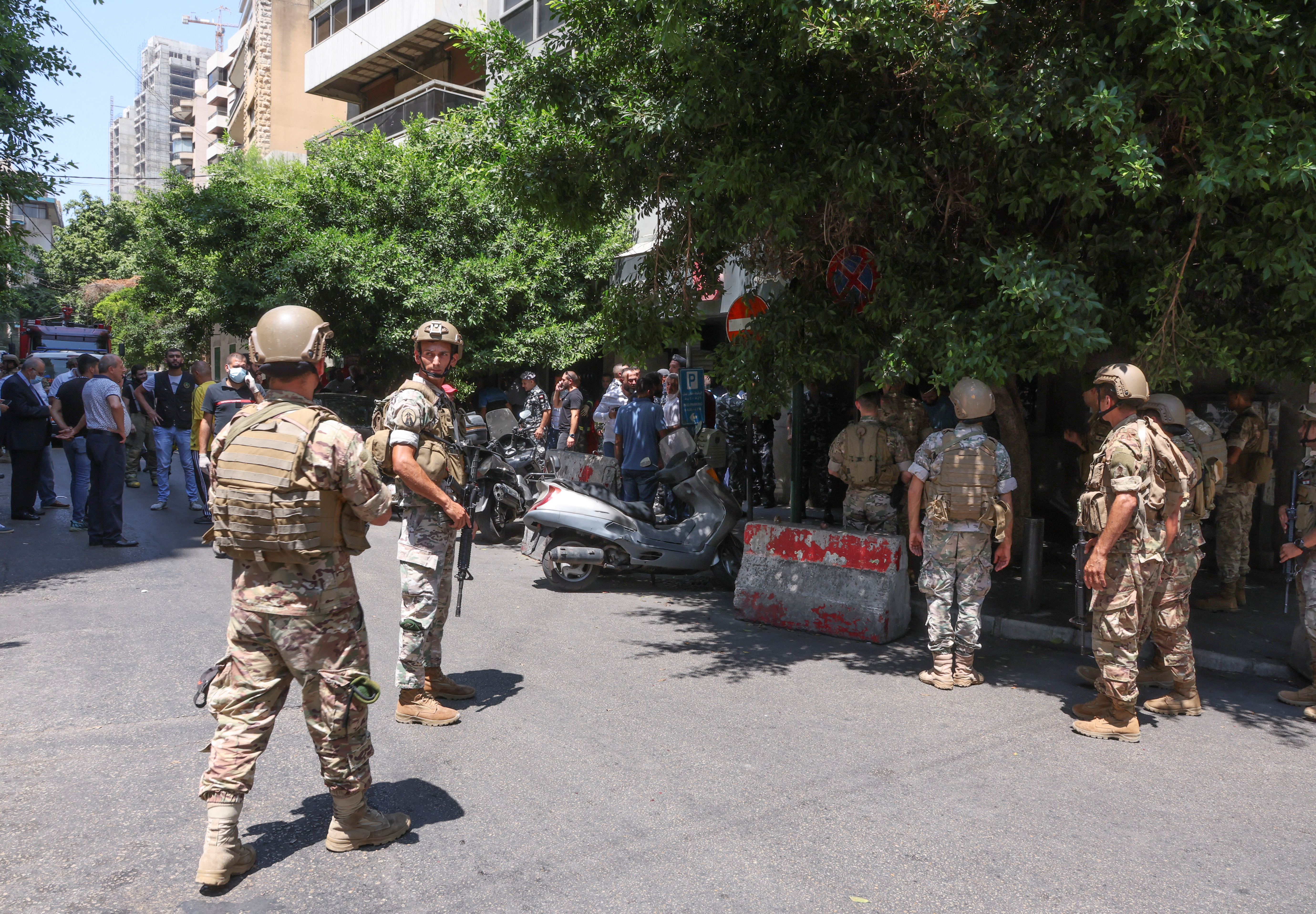 Frente a los disturbios generados por los ahorristas, miemrbos del ejército libanés se sitúan en las afueras del Banco Federal en Hamra (REUTERS)