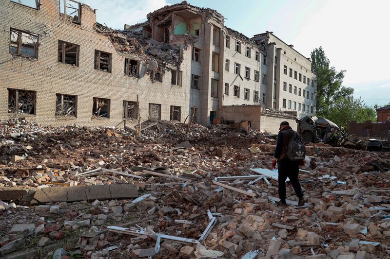 Un residente local camina junto a un edificio destruido por un ataque militar ruso, mientras continúa el ataque de Rusia a Ucrania, en la ciudad de Bakhmut, en la región de Donetsk, Ucrania. REUTERS/Serhii Nuzhnenko