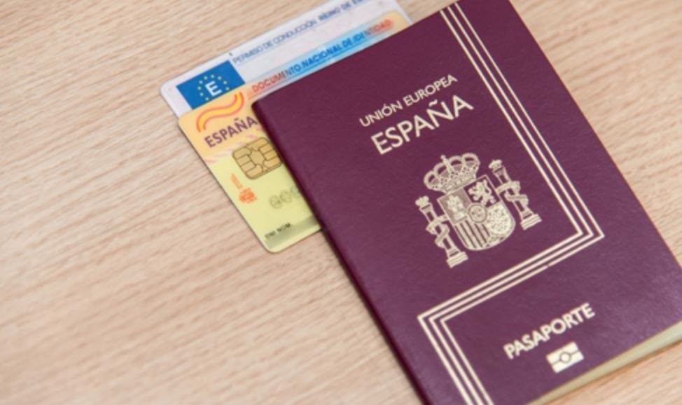 Pasaporte y DNI español (Foto: Europa Press)