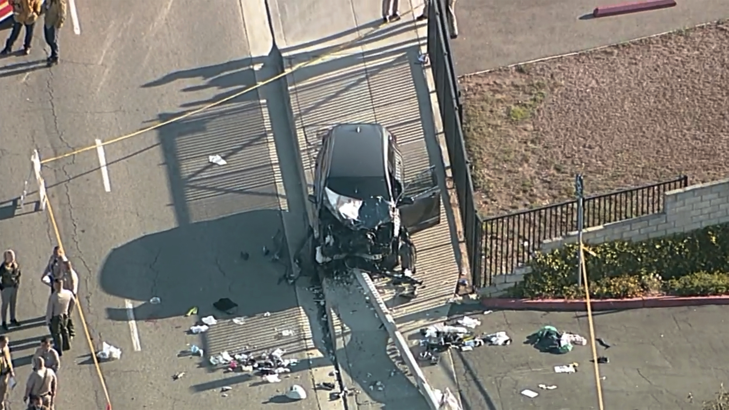 Los investigadores se reúnen cerca de un SUV que golpeó a los reclutas del alguacil del condado de Los Ángeles en Whittier, California, el miércoles 16 de noviembre de 2022 (ABC7 Los Angeles via AP)