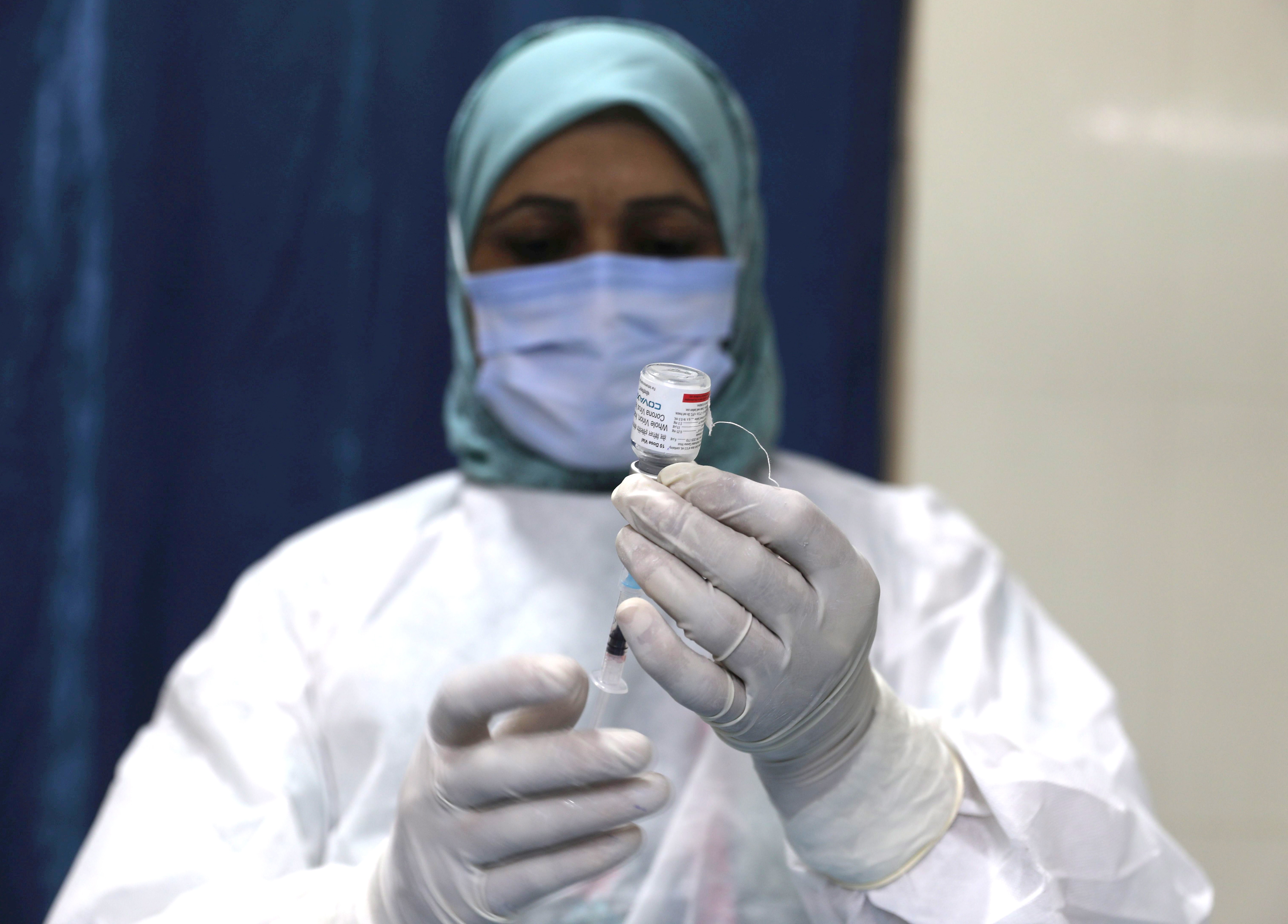 A health worker prepares a vaccine against COVID-19 (EFE)