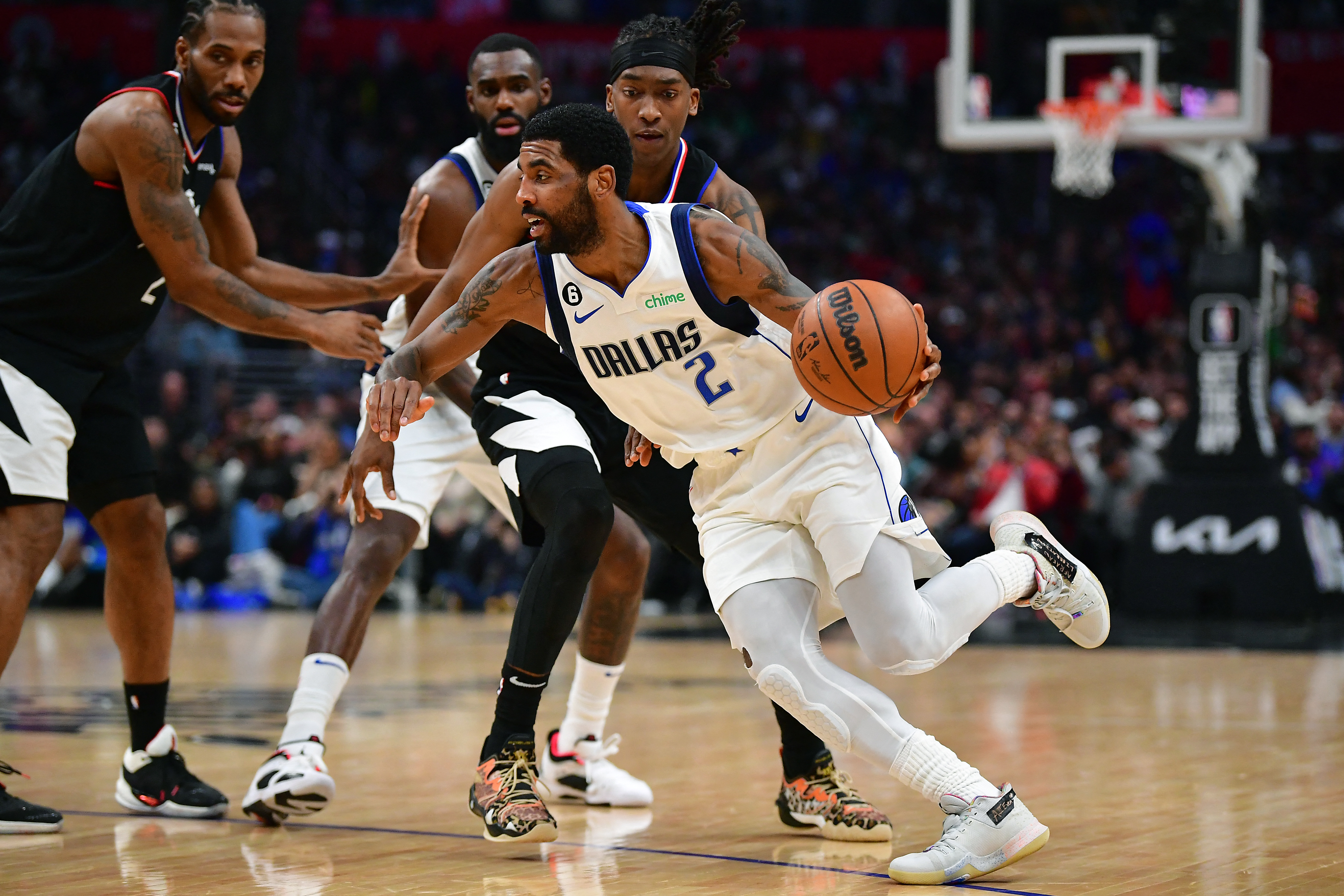 Kyrie Irving debutó con la camiseta de Dallas Mavericks ante Clippers (Gary A. Vasquez-USA TODAY Sports)