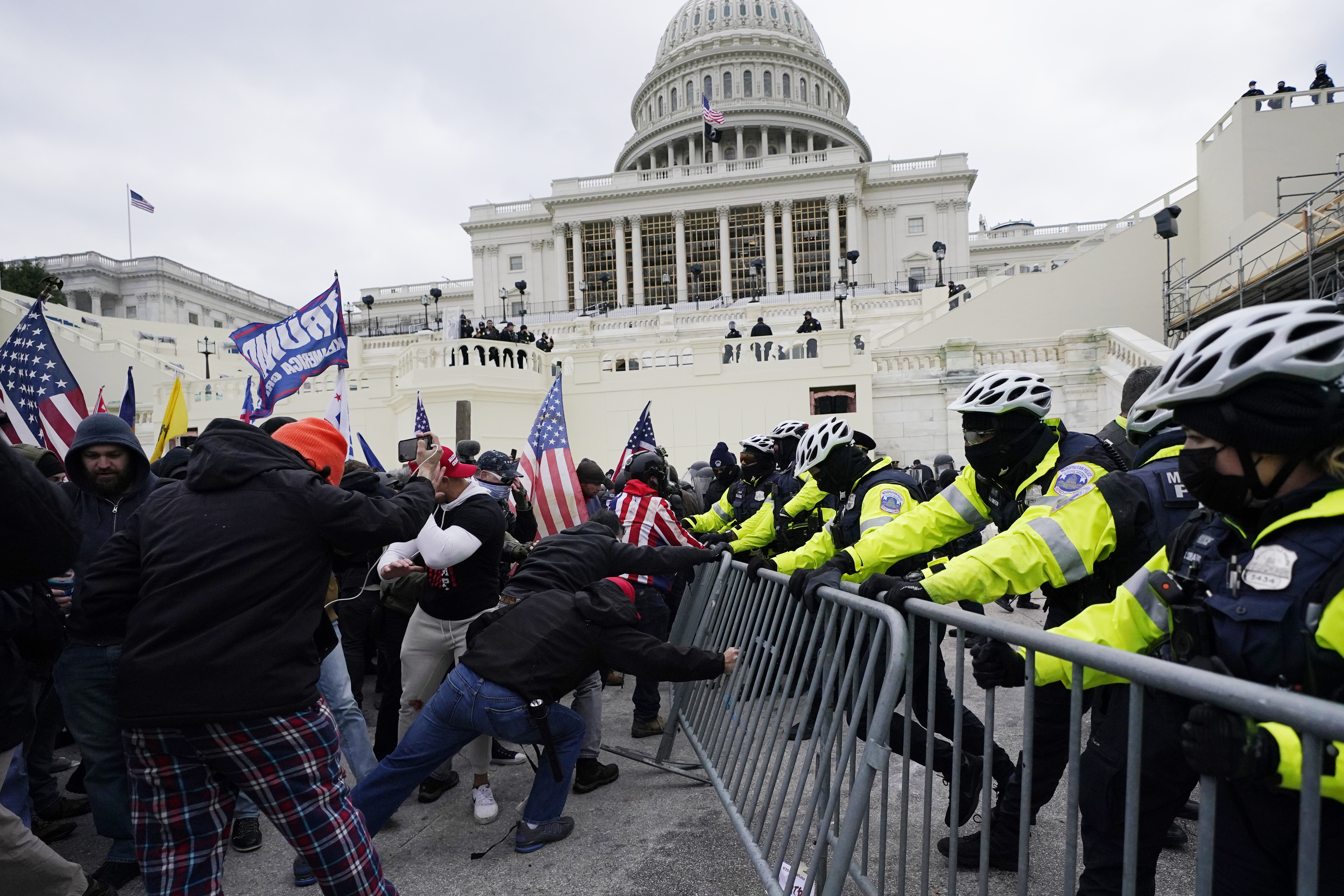 Vista del asalto al Capitolio estadounidense en Washington el 6 de enero de 2021. (Foto AP/Julio Cortez)