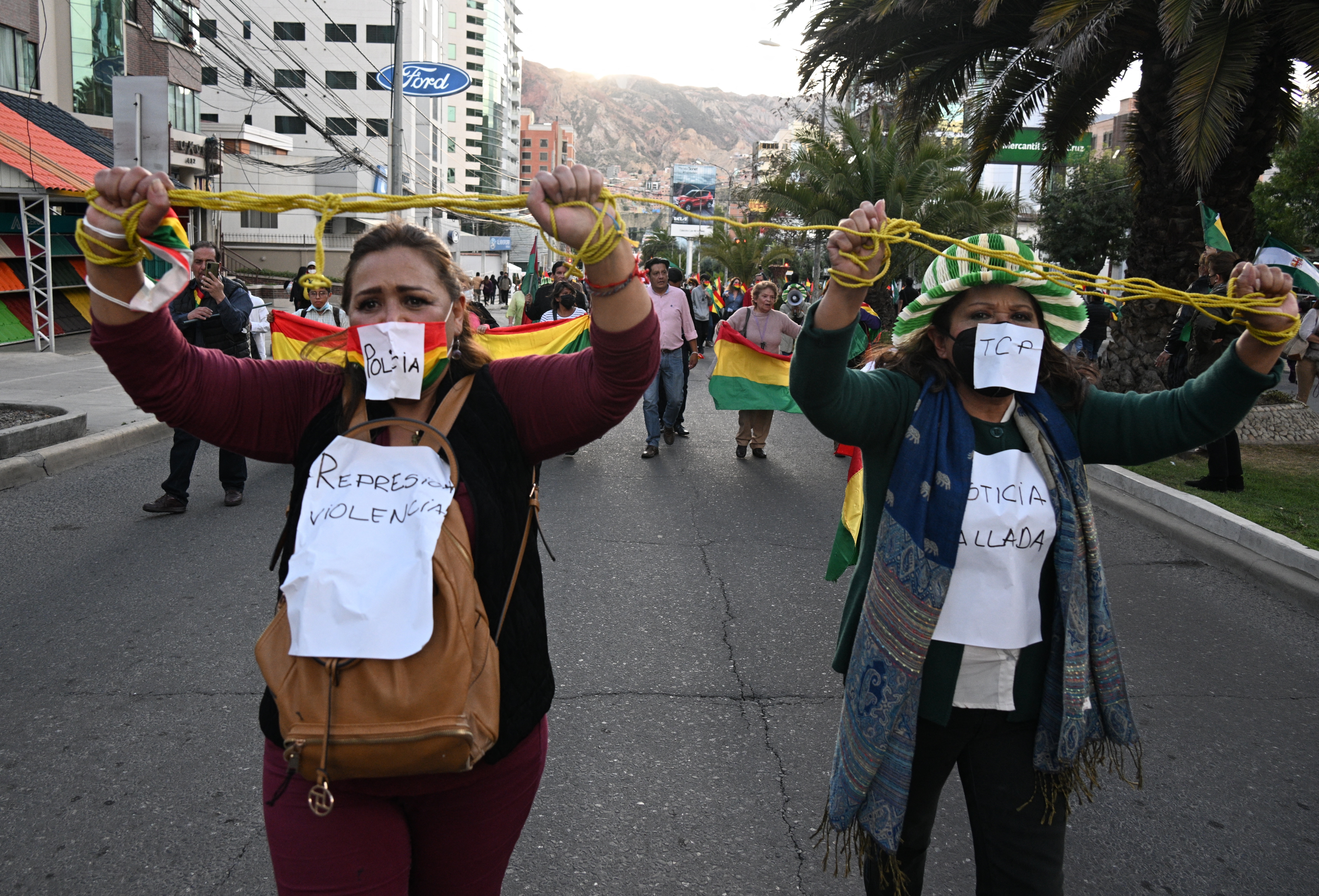 Manifestantes exigen la liberación del gobernador Luis Camacho, en La Paz (AIZAR RALDES / AFP)
