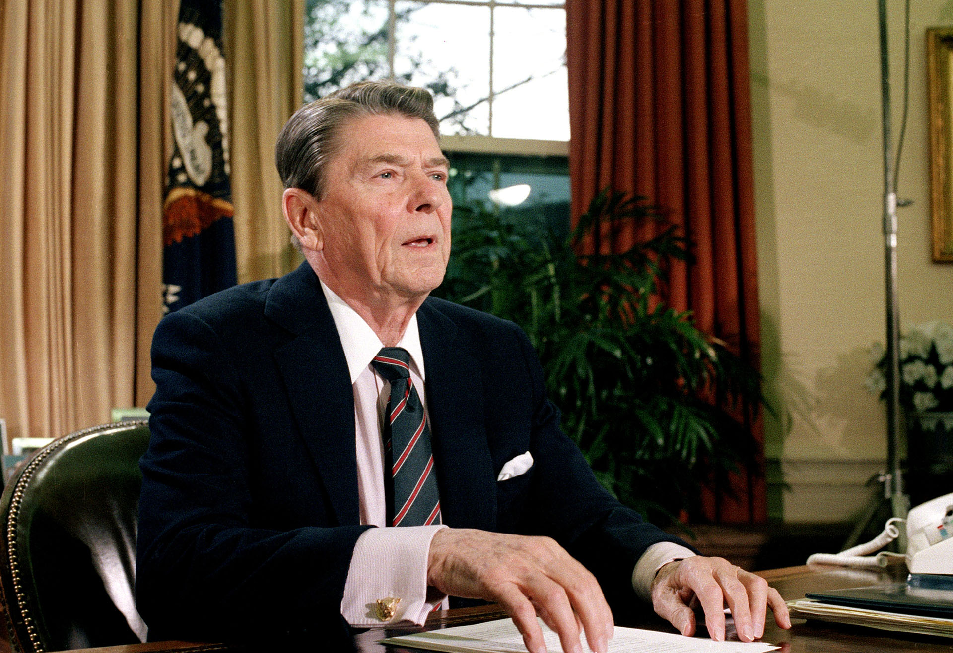 La presidencia republicana de Ronald Reagan bajó los impuestos con el fin de impulsar el crecimiento económico. (AP Photo/Dennis Cook, File)