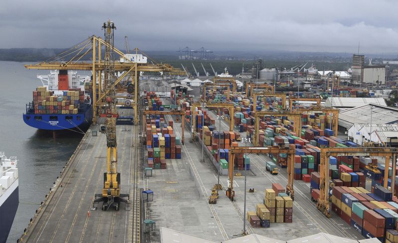 La retención de contenedores en Buenaventura preocupa al comercio interior y exterior REUTERS/Jaime Saldarriaga