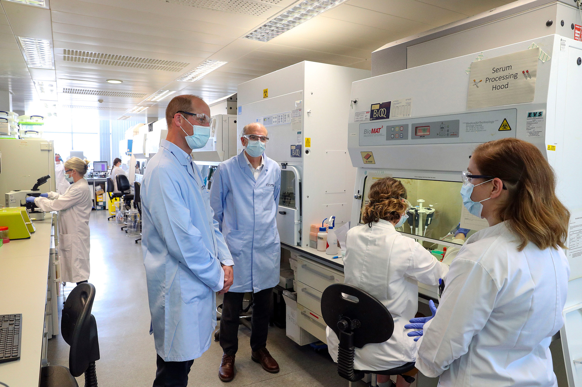 El príncipe Guillermo en Londres, durante una visita al laboratorio que desarrolla una vacuna contra el COVID-19. El heredero al trono británico, detrás de su padre Carlos de Inglaterra, no solo utilizó mascarilla, sino que también estuvo muy atento al distanciamiento social (AFP)