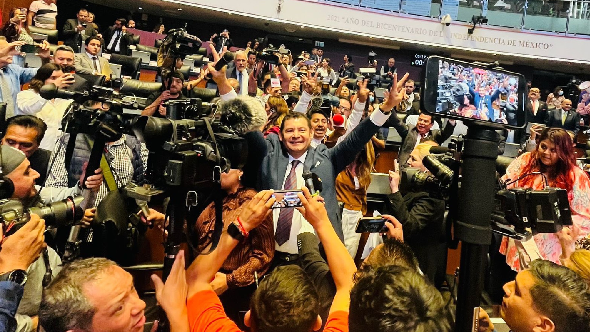 El presidente del Senado, alejandro Armenta festejó el triunfo de su partido al sacar adelante la agenda de la 4T. (Foto: Twitter/Alberto_Rubio)