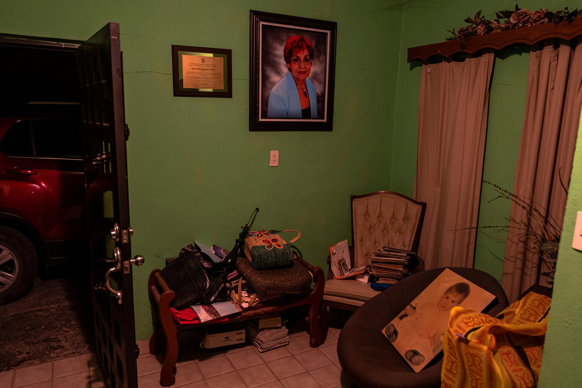 Un retrato de Miriam Rodríguez cuelga en una pared de su casa, ahora propiedad de su marido (fotos: Daniel Berehulak/ New York Times)