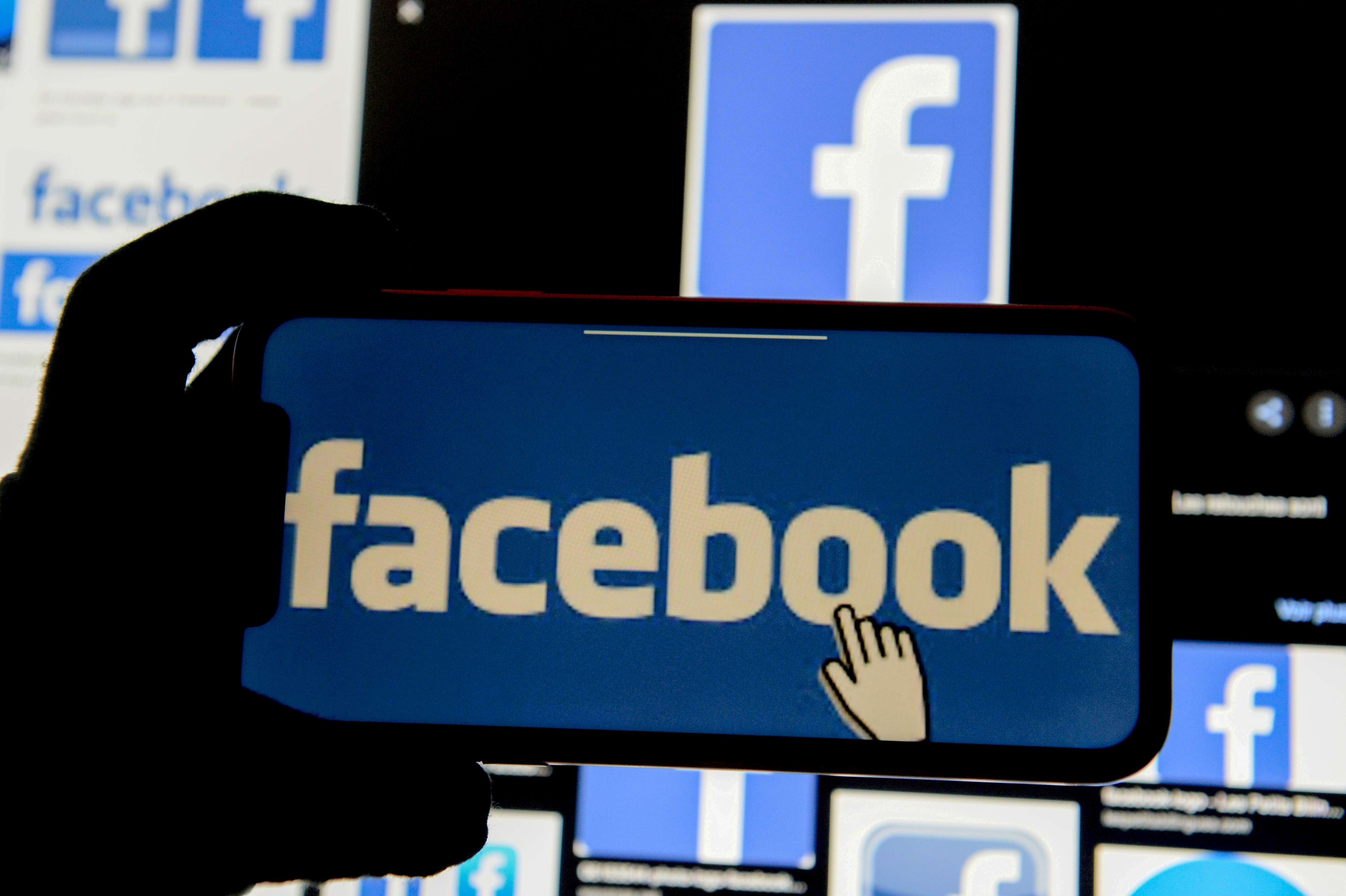 Se filtraron los datos personales de más de 553 millones de usuarios de Facebook que provendrían de una brecha de seguridad de 2019 (REUTERS/Johanna Geron/Illustration/File Photo)