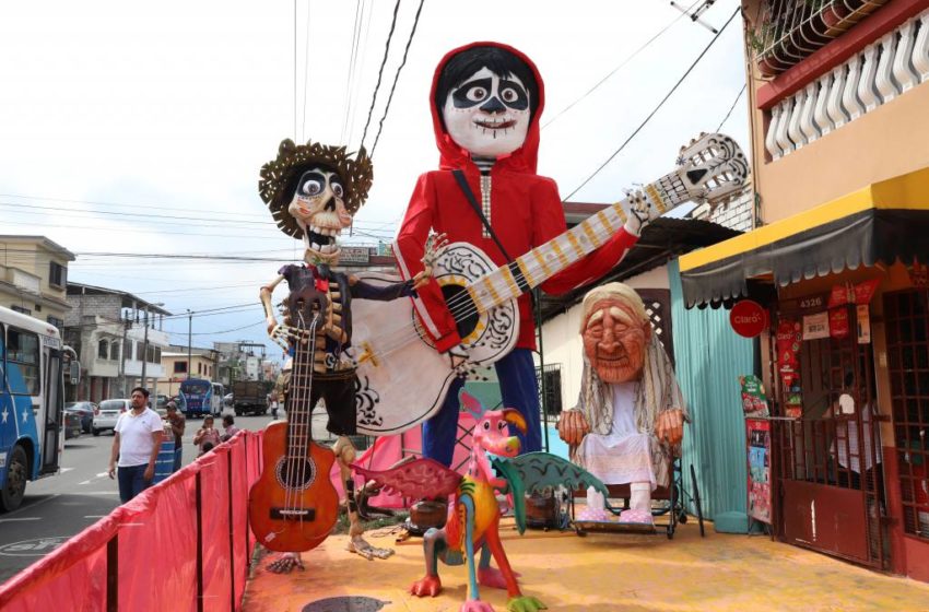 Representación gigante de un "Año Viejo" con la temática de la película Coco de Disney fabricado en Guayaquil.