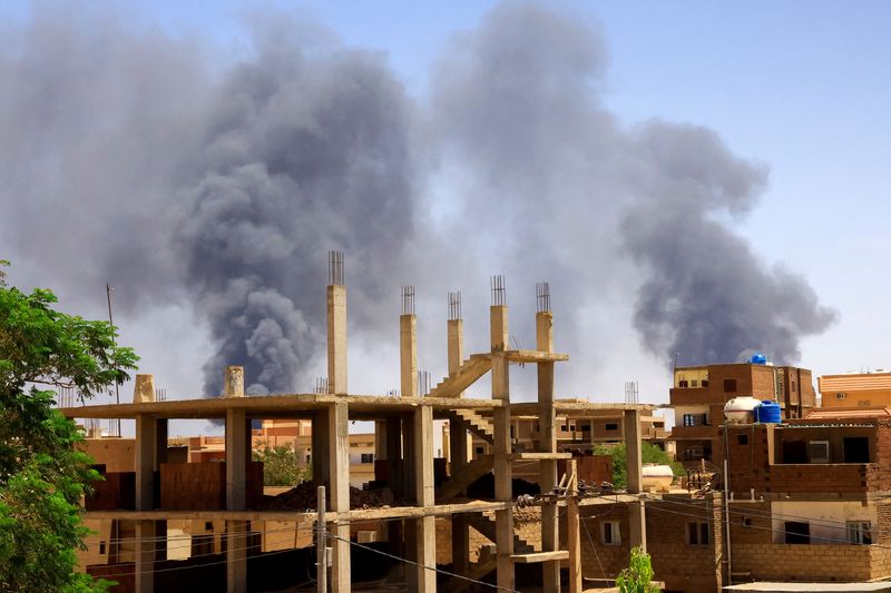 FOTO DE ARCHIVO: Varias columnas de humo se elevan sobre un conjunto de edificios tras un ataque aéreo durante la guerra entre las Fuerzas de Apoyo Rápido y el ejército sudanés en Jartum Norte, Sudán, el 1 de mayo de 2023. REUTERS/Mohamed Nureldin Abdallah