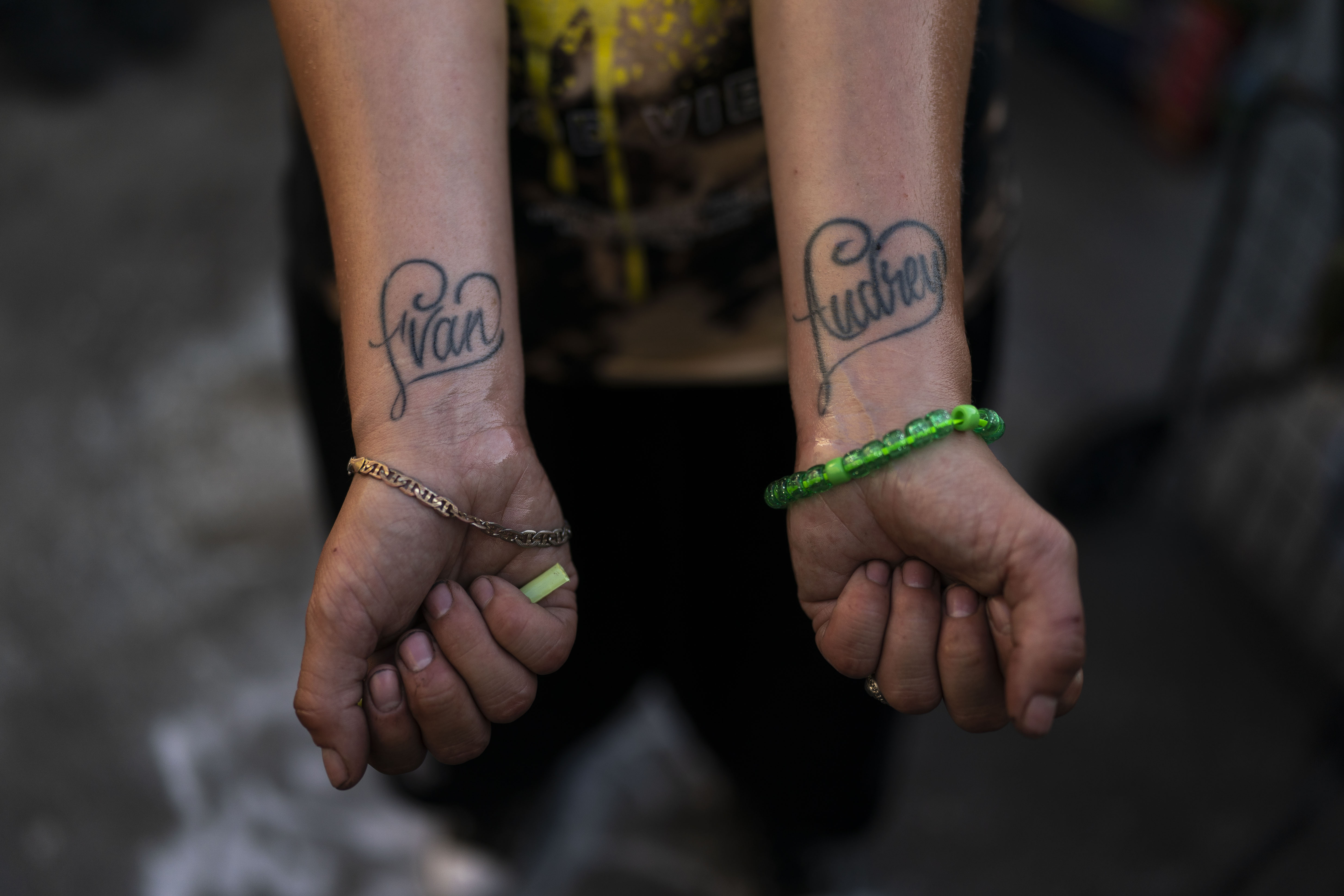 Jennifer Cataño, una adicta al fentanilo de 27 años, muestra tatuajes con los nombres de sus dos hijos, Evan y Audrey (AP Foto/Jae C. Hong)