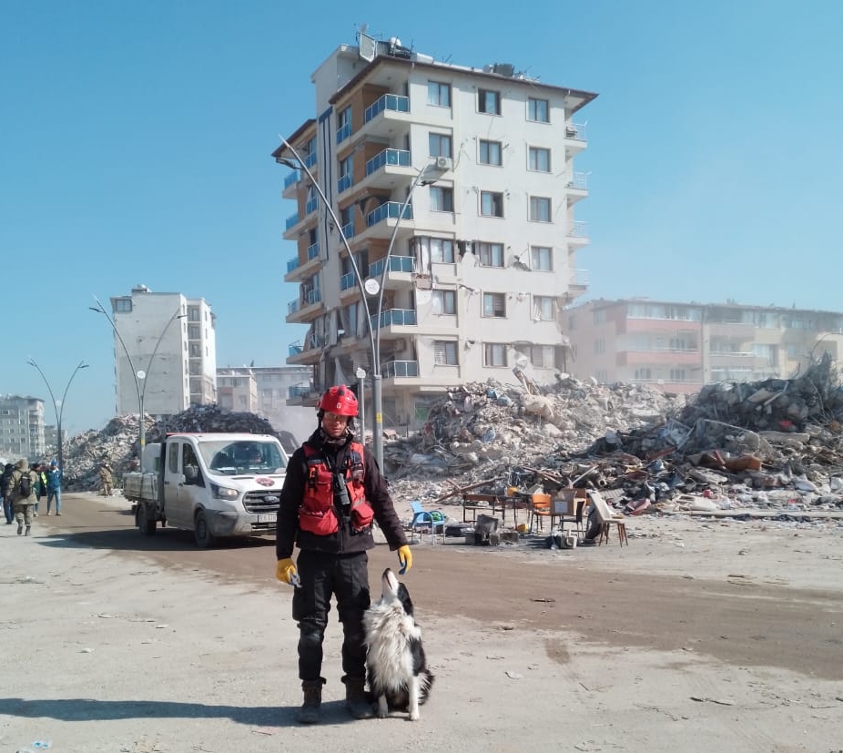 Indio y su guía Gerardo Gómez, en medio de la devastación que provocó el terremoto en Turquía