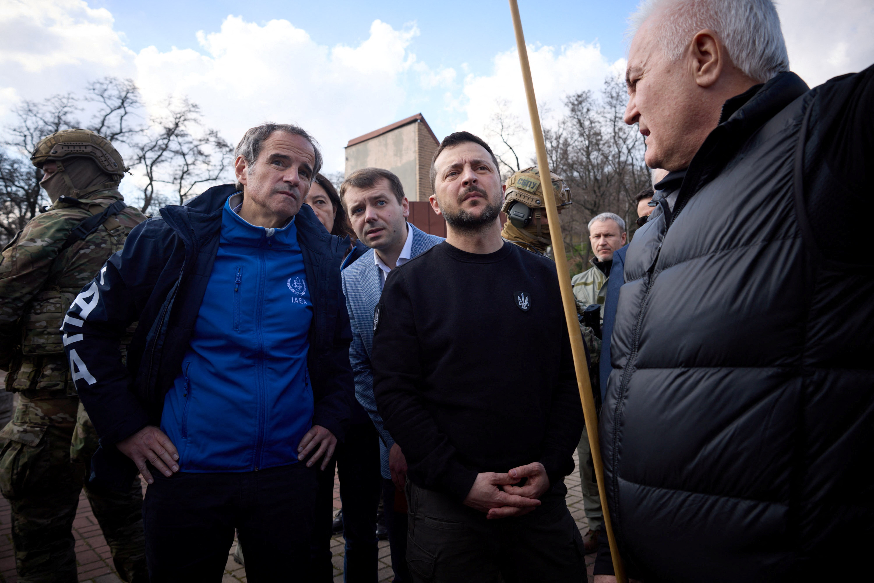 Rafael Grossi y Volodimir Zelensky analizaron la situación de la central hidroeléctrica del Dnieper (Ukrainian Presidential Press Service/Handout via REUTERS)