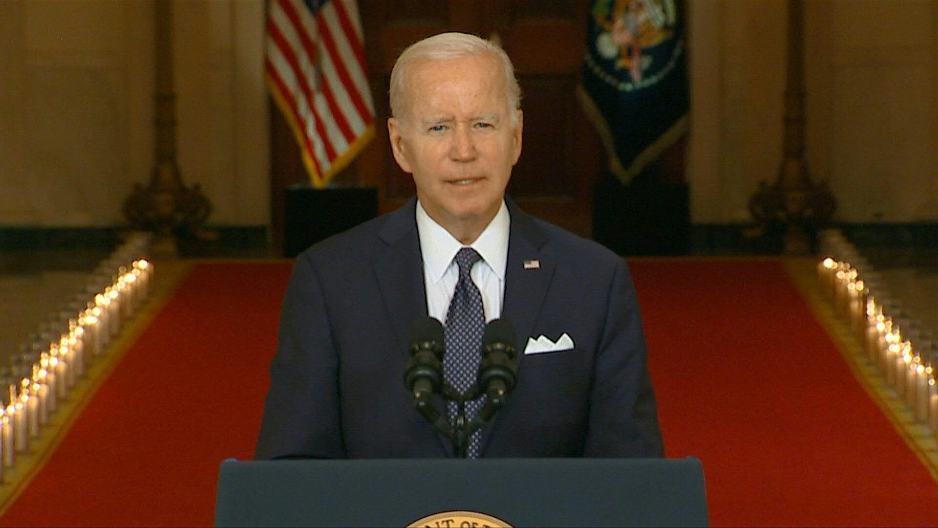 El presidente de Estados Unidos, Jor Biden, urgió el jueves a legisladores que aprueben prohibir la venta a particulares de armas de asalto y cargadores de alta capacidad para ayudar a frenar los tiroteos masivos que asolan el país